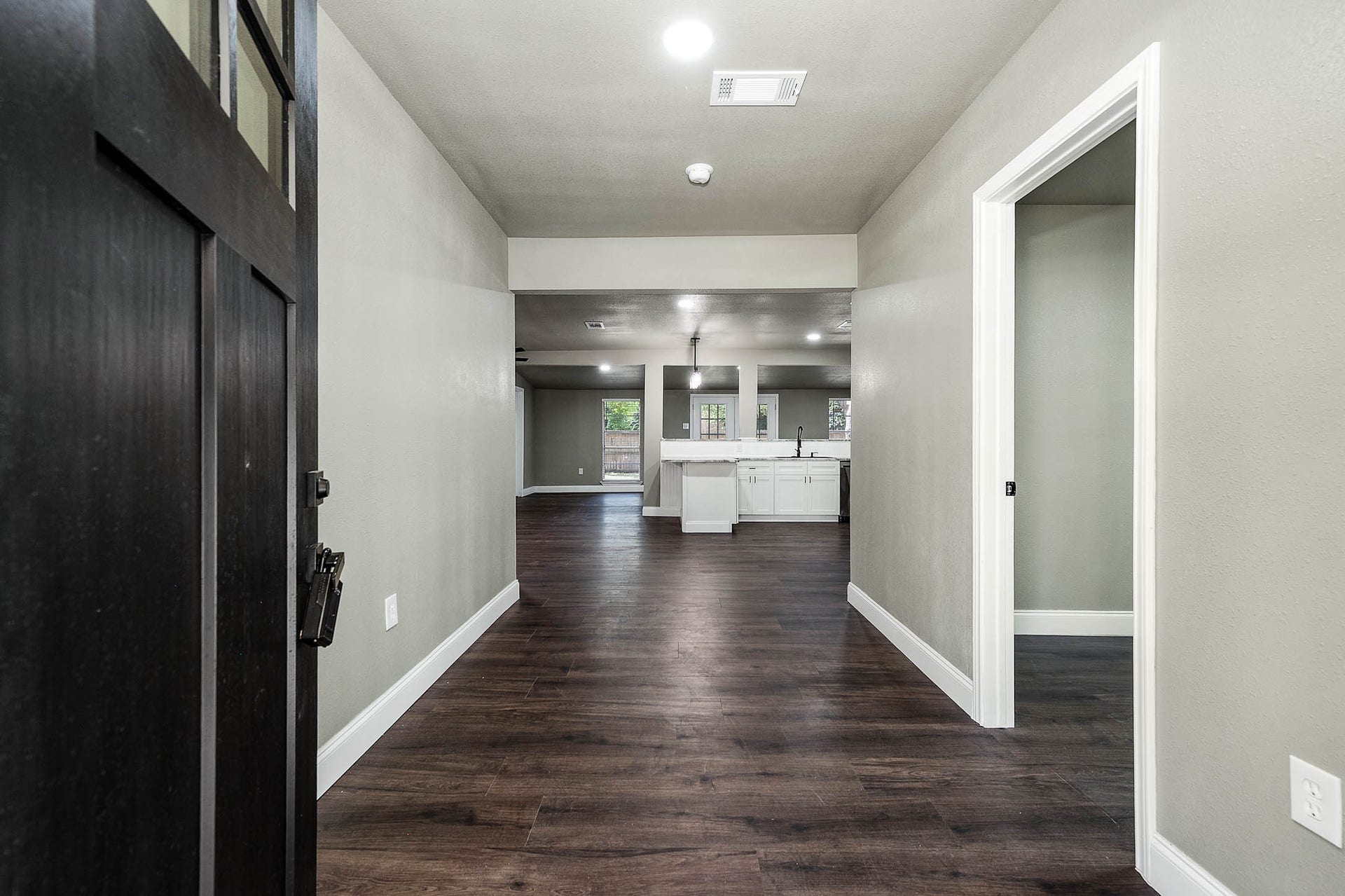 717 Cedar Lawn Drive, Alvin, TX 77511 Entry in to wide open living space