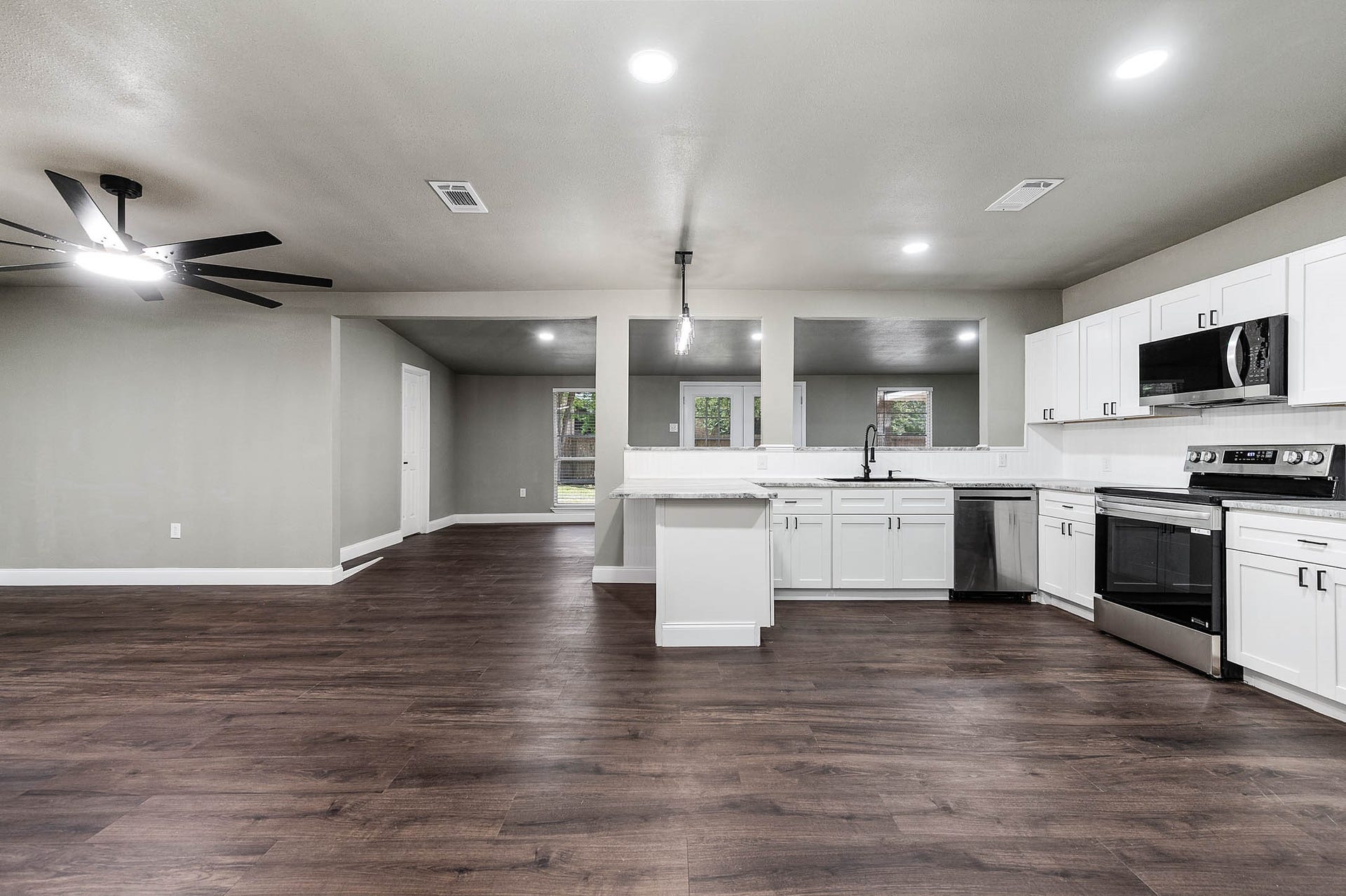717 Cedar Lawn Drive, Alvin, TX 77511 Beautiful kitchen complete with appliances
