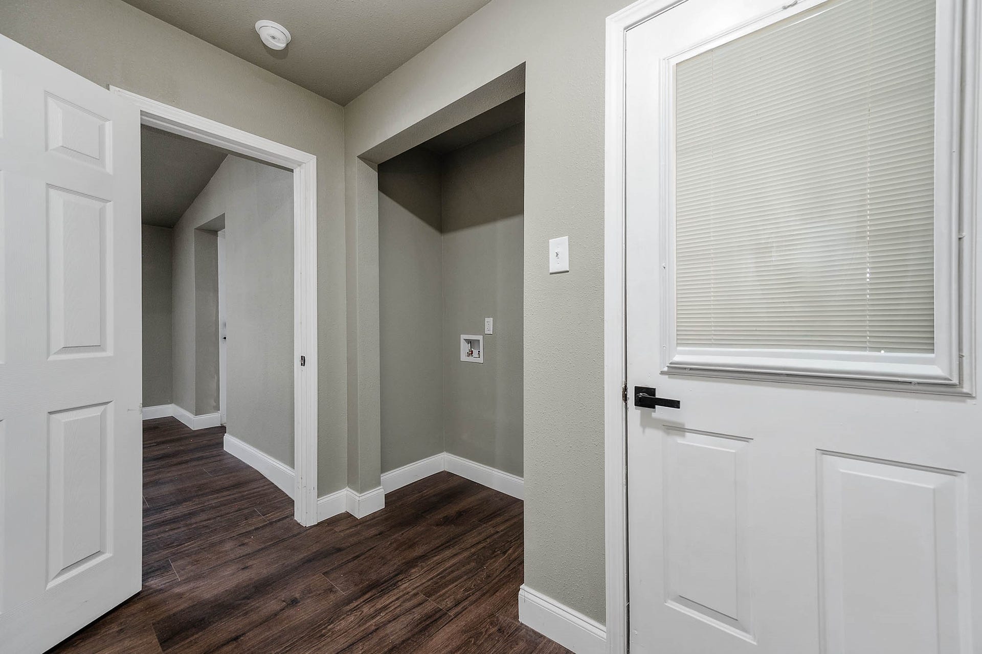 717 Cedar Lawn Drive, Alvin, TX 77511 Large Mudroom/Utility off Garage