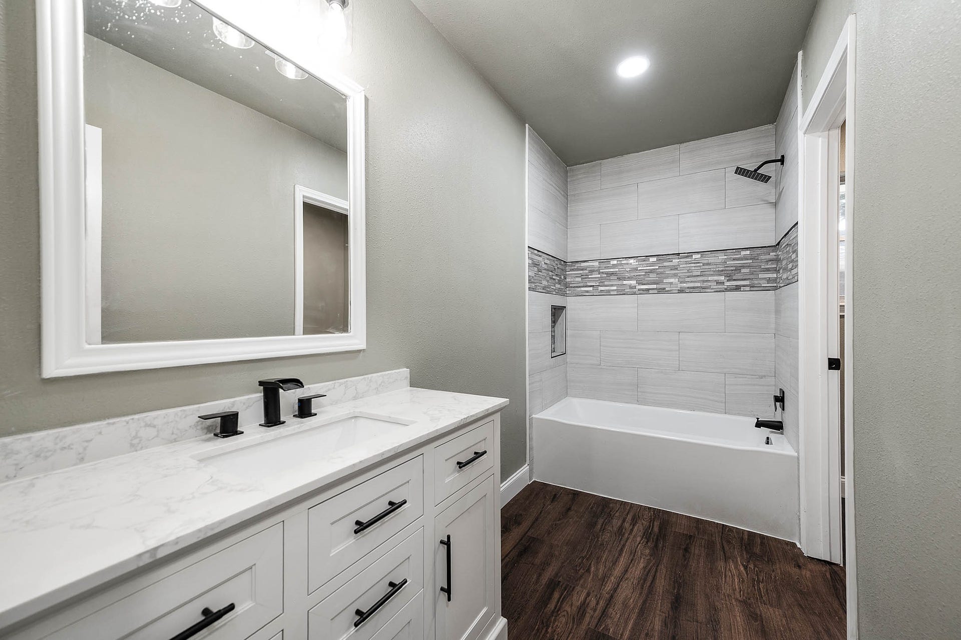 717 Cedar Lawn Drive, Alvin, TX 77511 Guest Bath