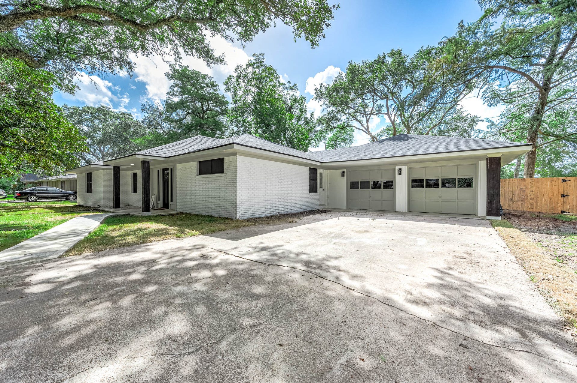 717 Cedar Lawn Drive, Alvin, TX 77511 Attached garage