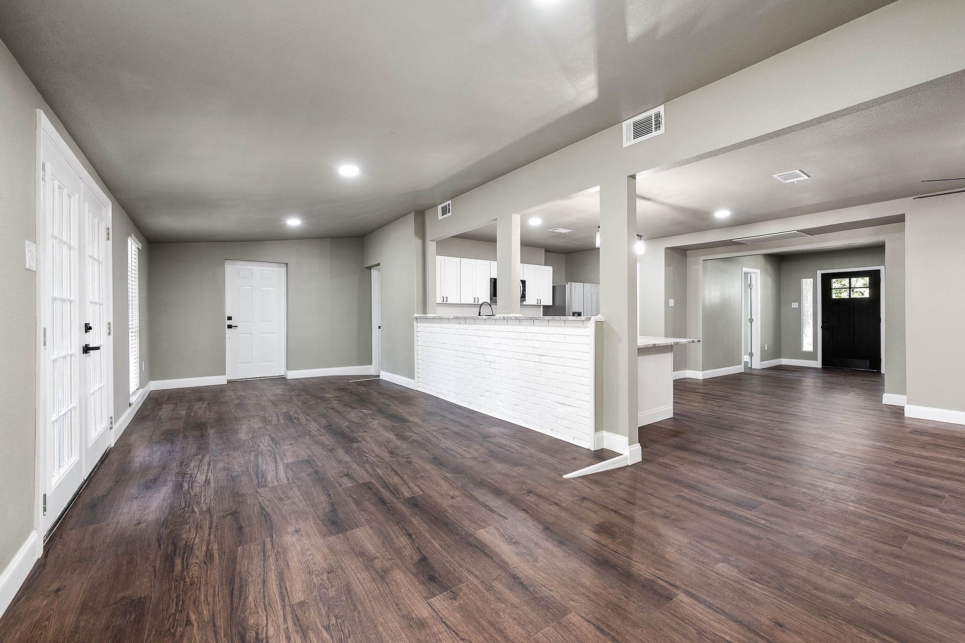 717 Cedar Lawn Drive, Alvin, TX 77511 Huge bar for entertaining