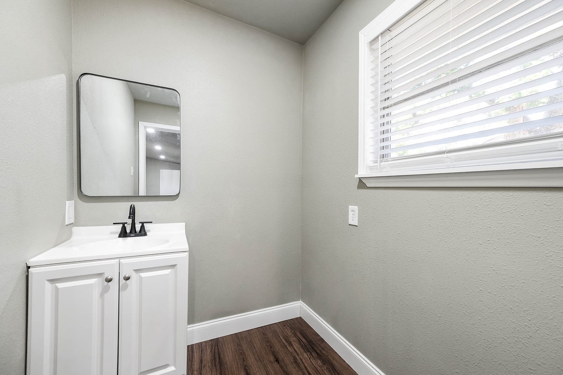 717 Cedar Lawn Drive, Alvin, TX 77511 Half Bath