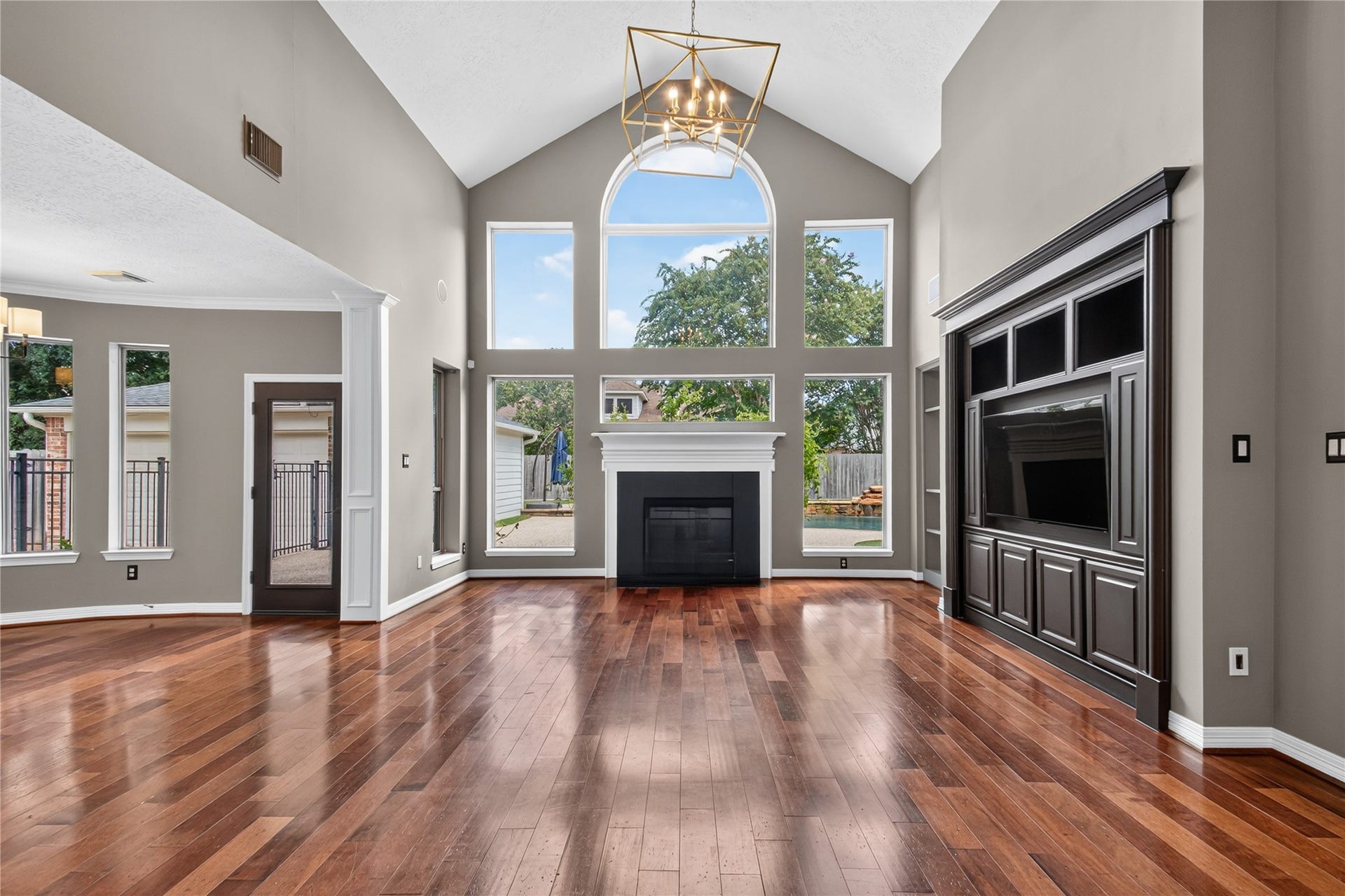 11810 Rue Beaujon Court, Tomball, TX 77377 A dramatic wall of windows fills the two-story family room with natural light and views of the backyard.