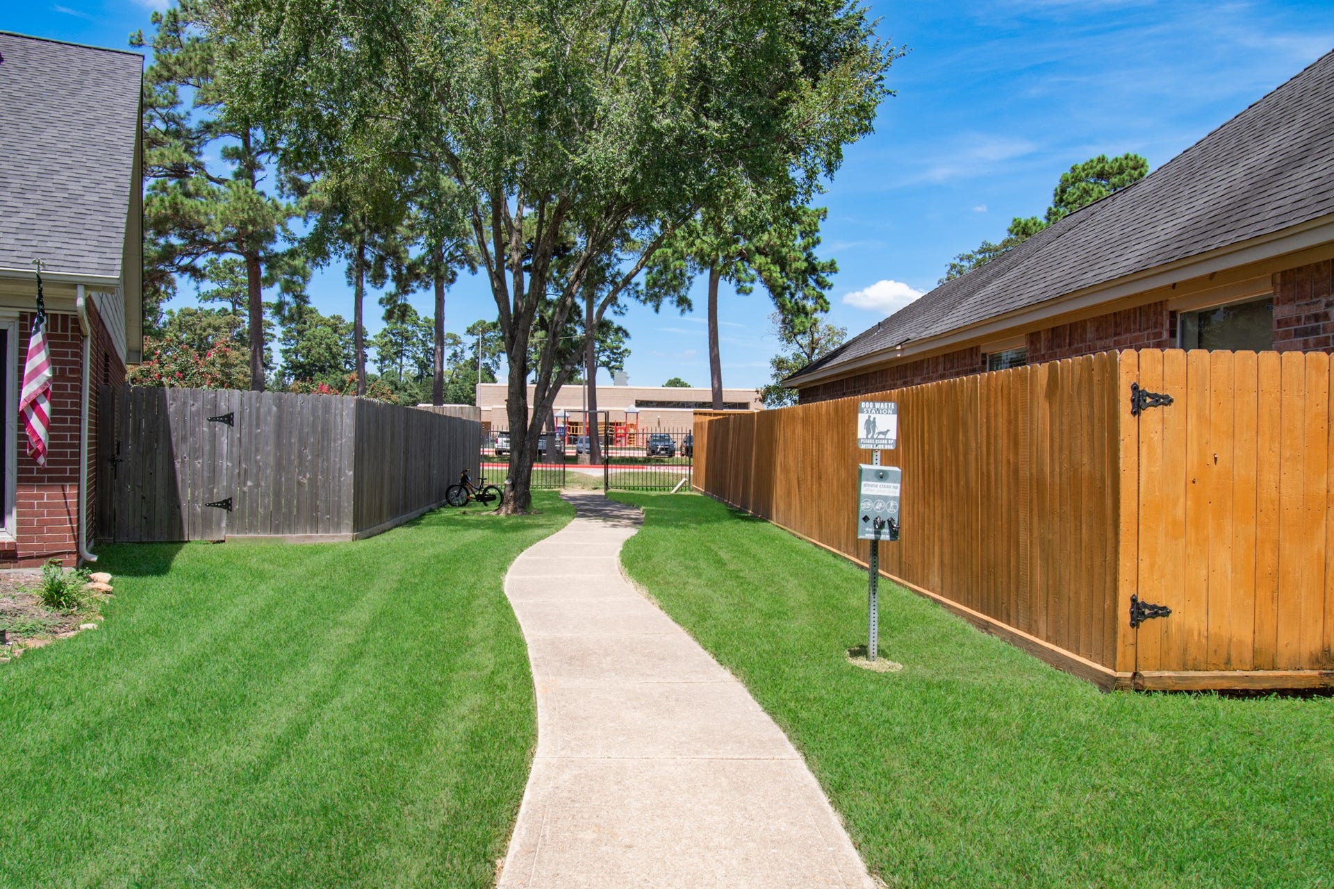 11810 Rue Beaujon Court, Tomball, TX 77377 Neighborhood walkway provides convenient access to nearby Lakewood Elementary School.