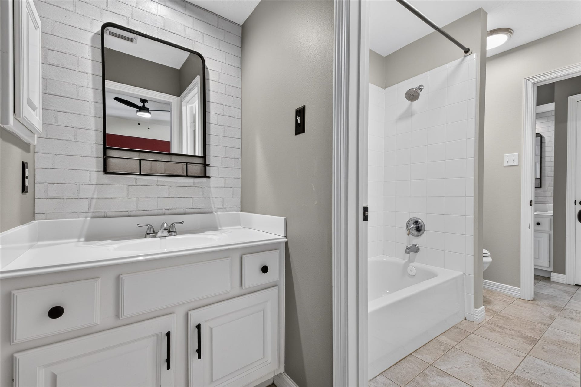 11810 Rue Beaujon Court, Tomball, TX 77377 Jack & Jill bath connects two upstairs bedrooms and features separate vanity areas for added privacy and convenience.