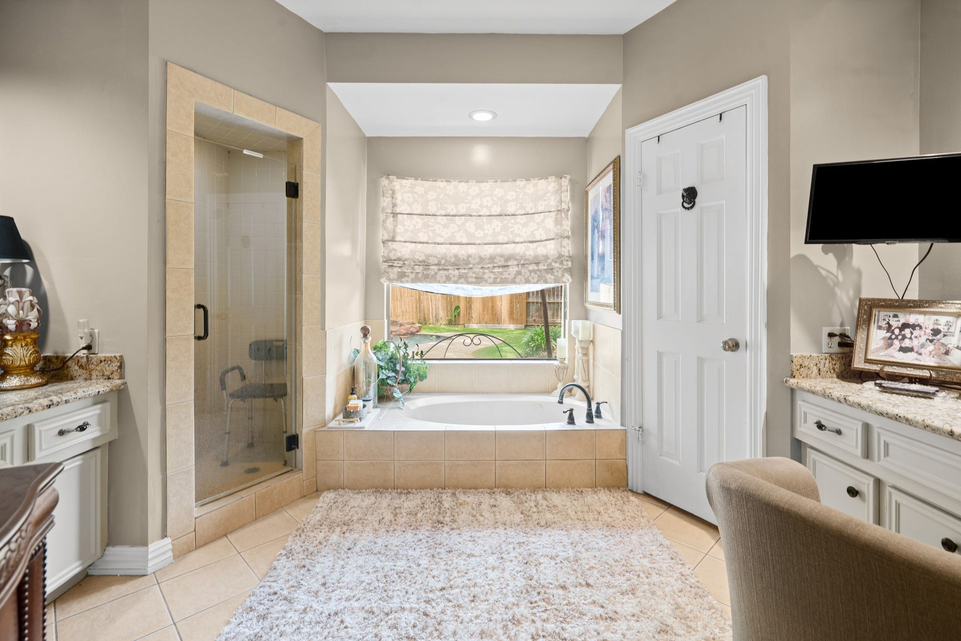 Primary ensuite with double sinks, soaking tub and walk in shower