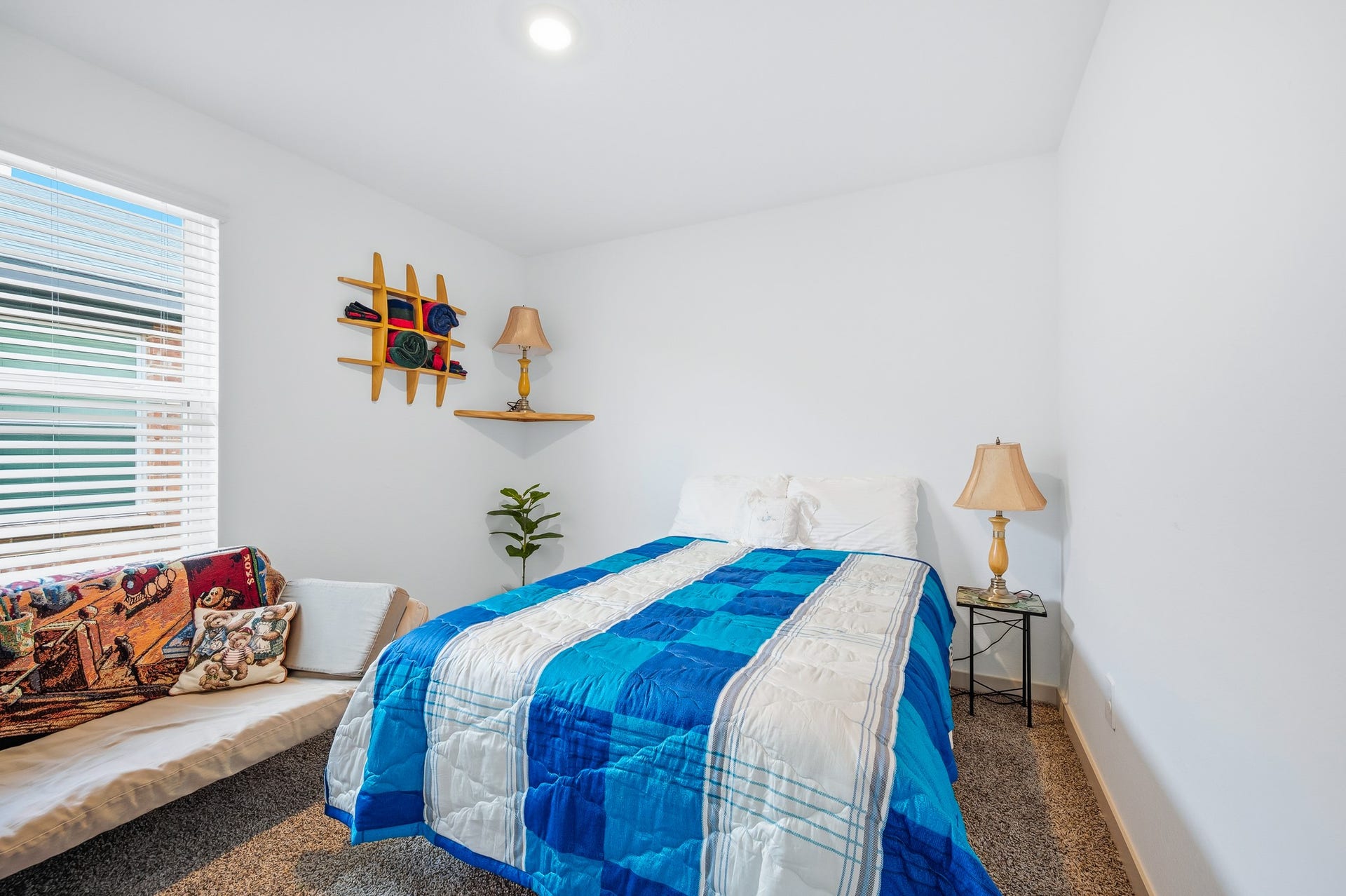 7002 Fleetwood Crescent Way, Richmond, TX 77407 Cozy primary bedroom with a bright window. The room is carpeted for added warmth.
