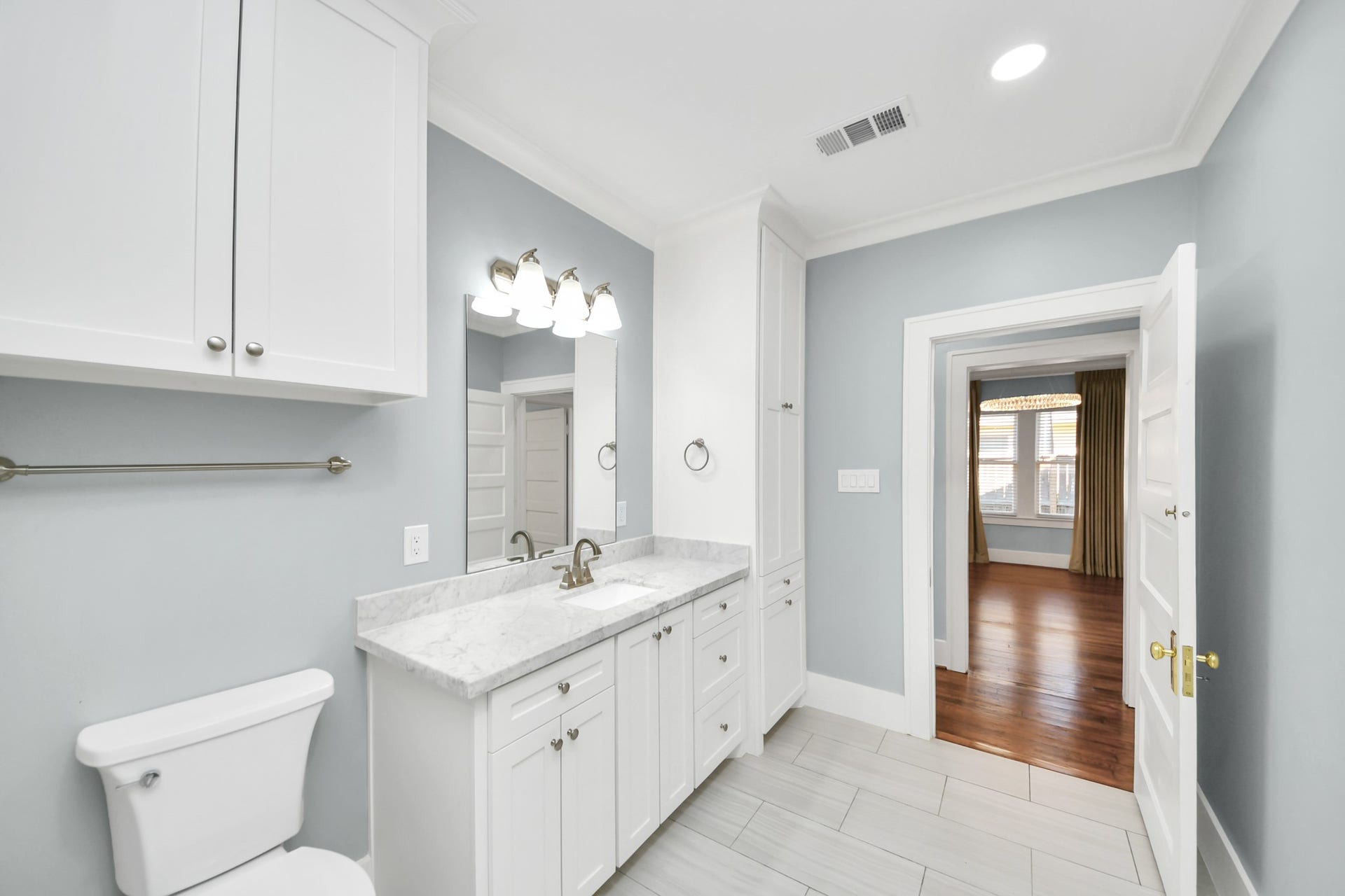 909 Fugate Street, Houston, TX 77009 Experience modern elegance in the fully updated secondary bathroom, featuring sleek cabinetry, a stylish vanity, and contemporary fixtures.