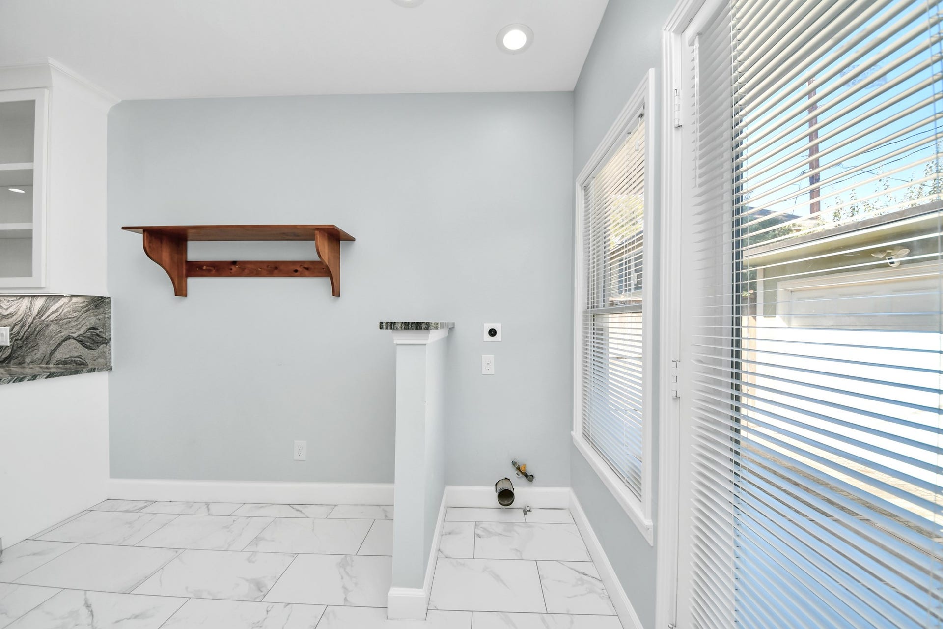 909 Fugate Street, Houston, TX 77009 Experience the seamless blend of functionality and style in this bright breakfast and utility area, featuring elegant tile flooring and abundant natural light.