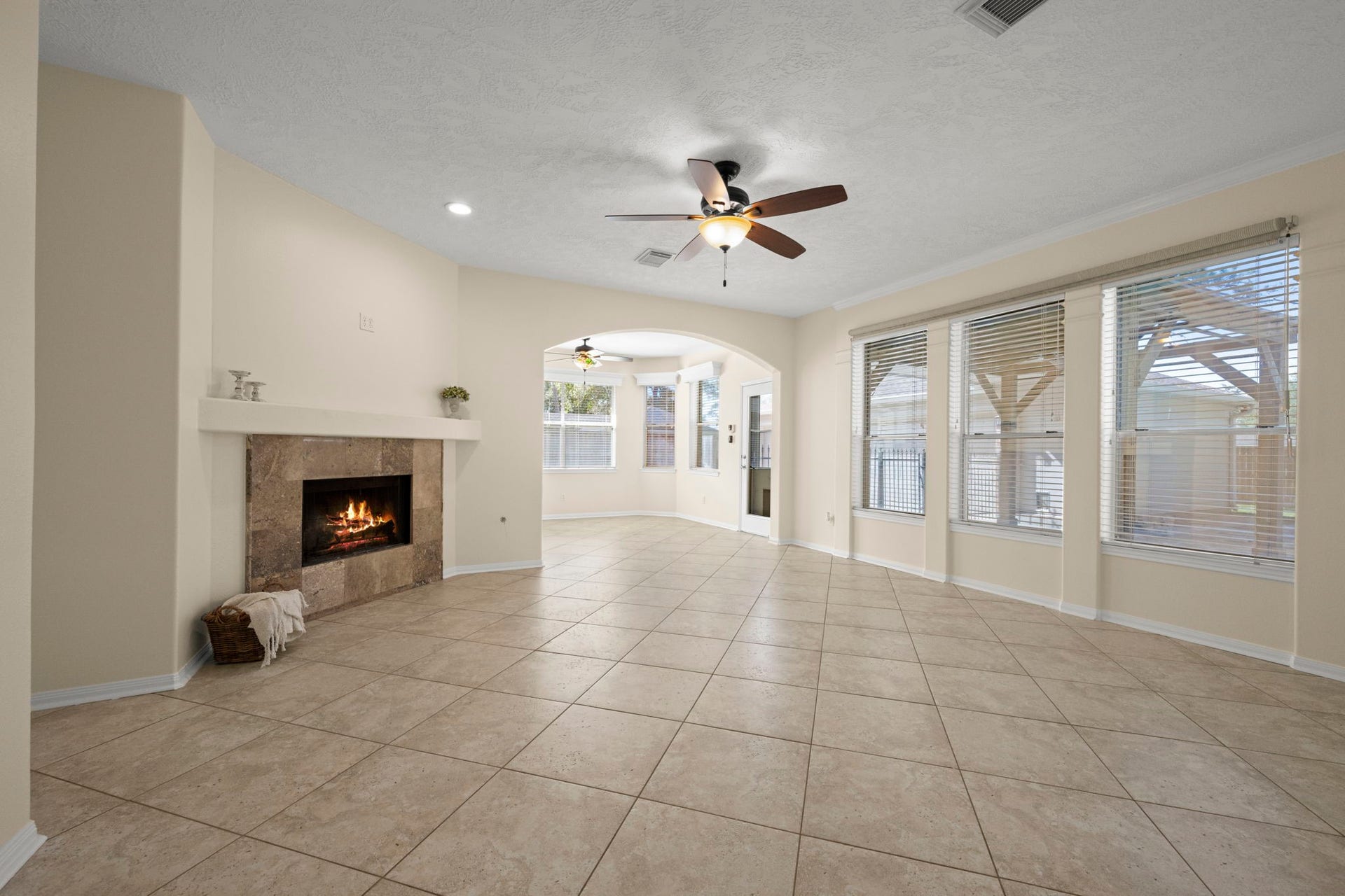 24815 Giltspur Way, Spring, TX 77389 IMAGINE THE POSSIBILITIES! Here's the spacious 20 x 17 family room without furnishings, so you can envision YOUR favorite furniture, personal style & the perfect arrangement for everyday living and entertaining!