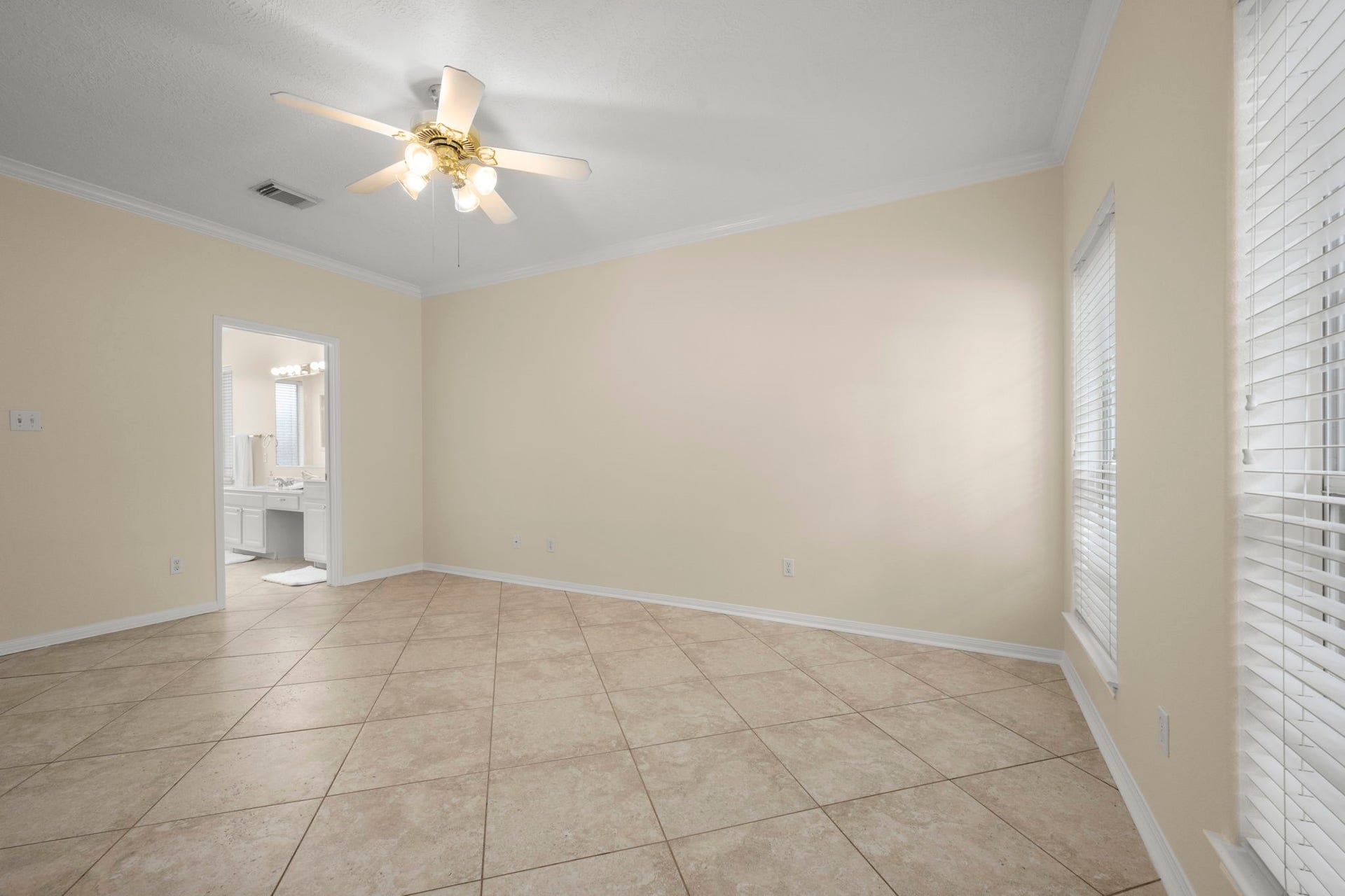 24815 Giltspur Way, Spring, TX 77389 17 x 12 Primary retreat 9' ceilings and lots of natural light with neutral walls makes a perfect canvas for your large king size bed and furniture.