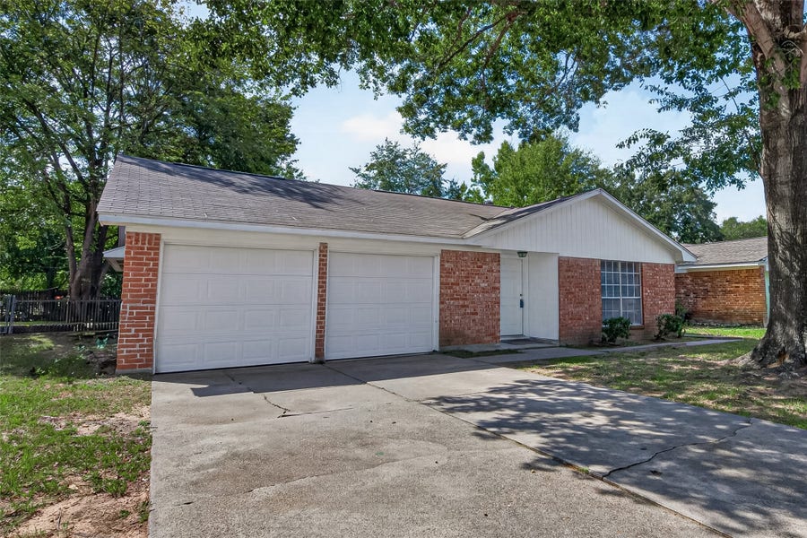 Property photo for 214 Crest Hill Drive, Conroe, TX