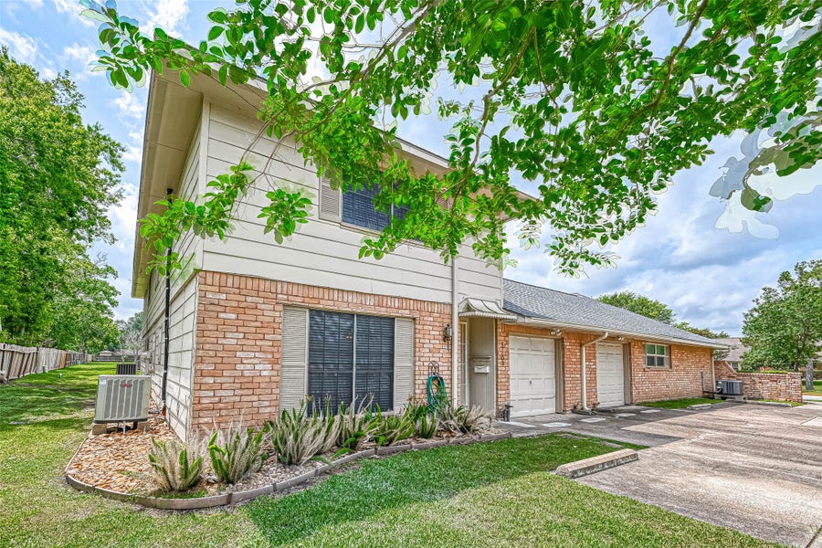Property photo for 17103 Blackhawk Boulevard, Friendswood, TX