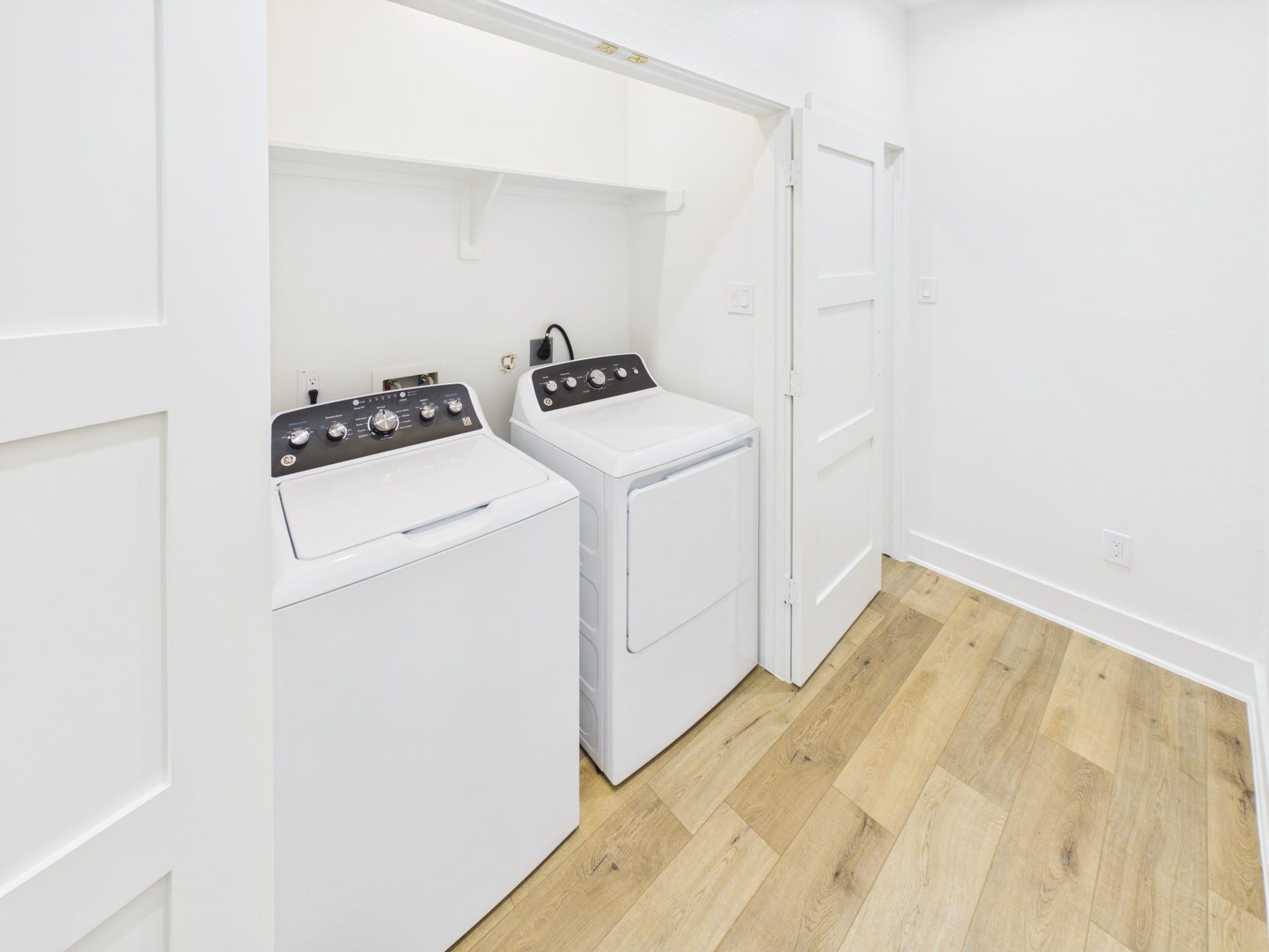8421 Venus Street, #B, Houston, TX 77088 full size washer/dryer included