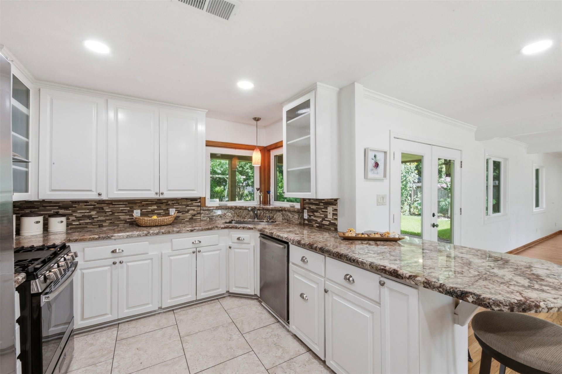 410 Kyle Street, Sugar Land, TX 77478 Granite countertops, a brand-new General Electric gas range, Bosch stainless dishwasher, stainless range hood, and disposal create a kitchen designed for both everyday living and entertaining.