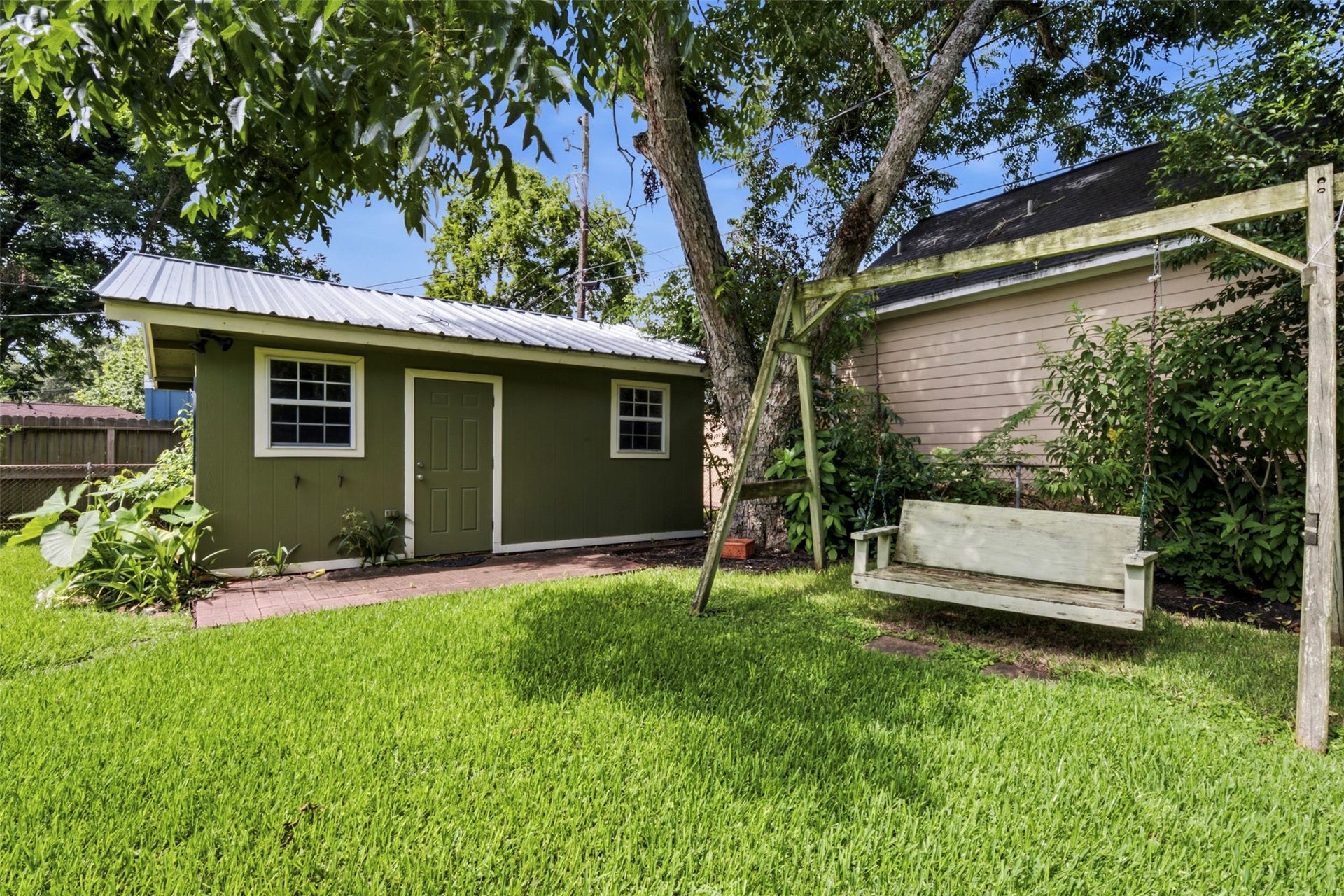 410 Kyle Street, Sugar Land, TX 77478 Think beyond storage. This garage-sized flex building offers space for a workshop, home gym, media lounge, hobby room, or your next big idea.