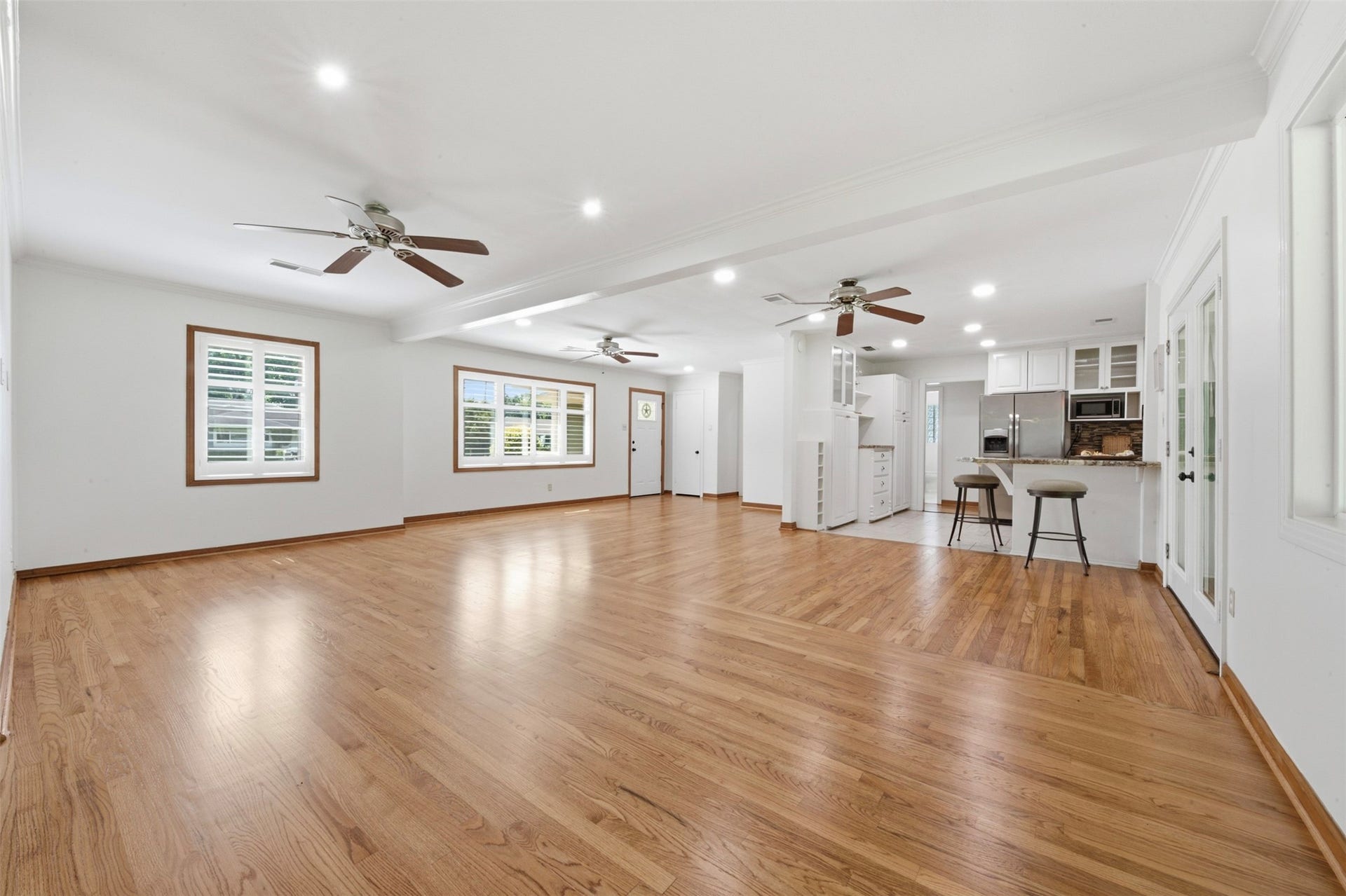 410 Kyle Street, Sugar Land, TX 77478 Imagine the possibilitiesoversized furnishings, a grand piano, multiple conversation areas, or simply room to spread out.