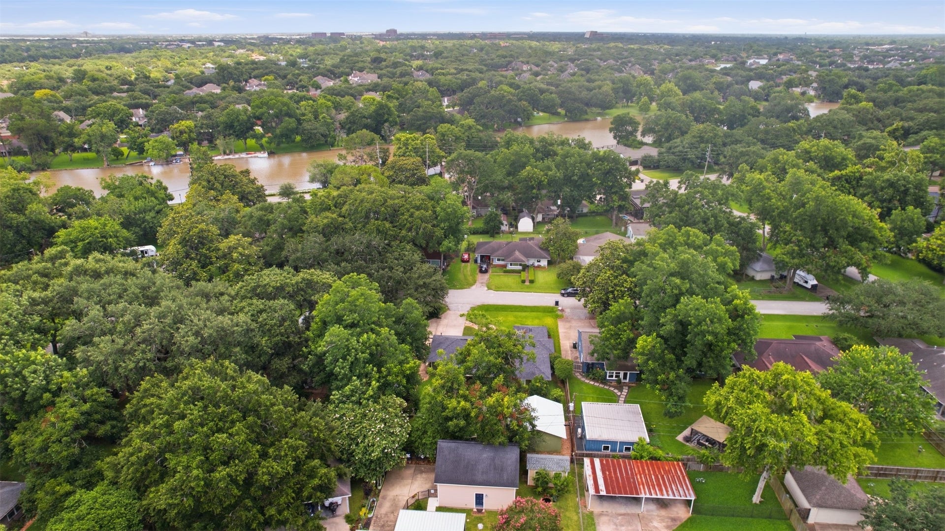 410 Kyle Street, Sugar Land, TX 77478 Belknap/Brookside offers more than a beautiful setting, with a voluntary civic association, no MUD tax, and a low tax rate.
