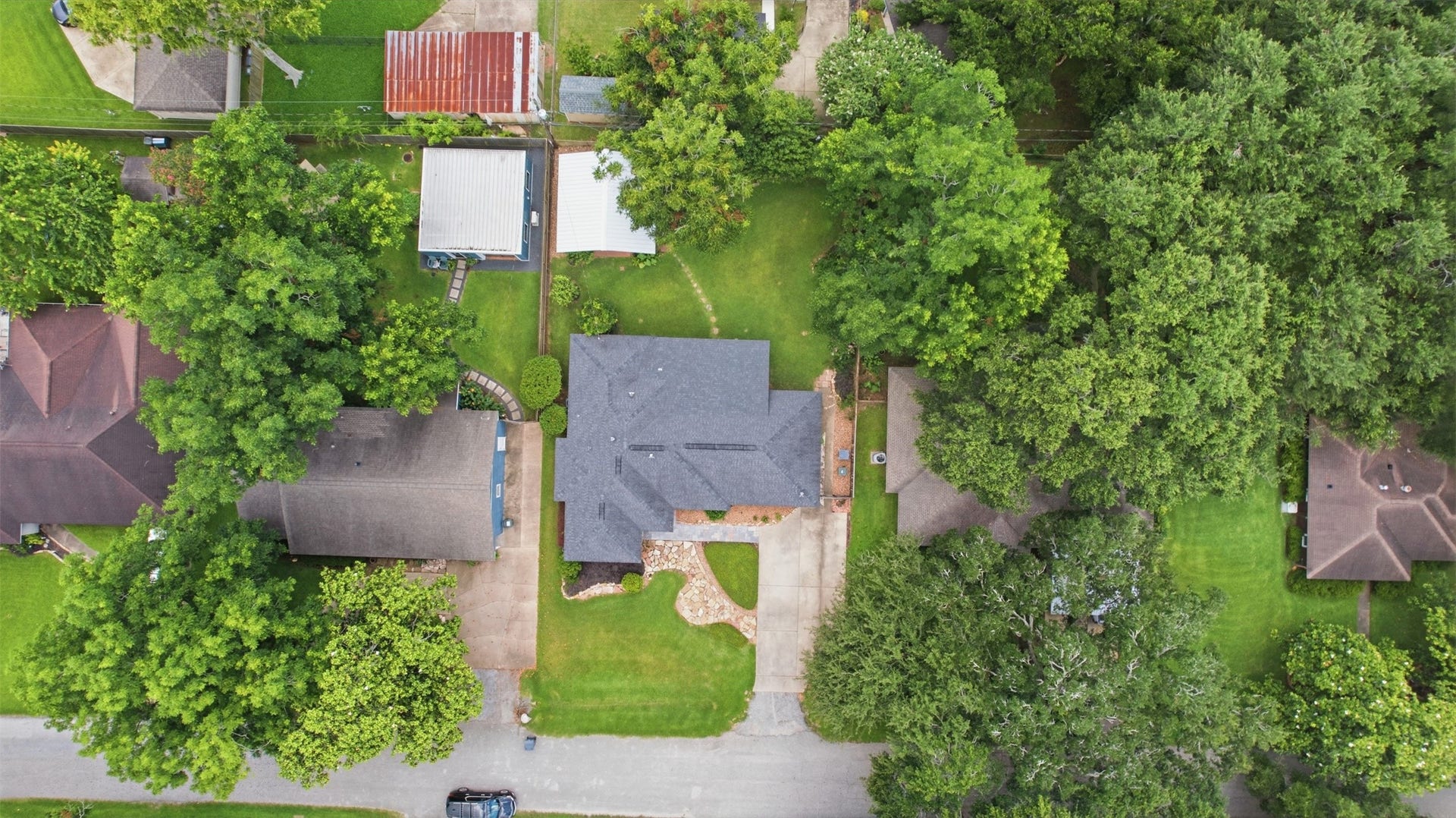 410 Kyle Street, Sugar Land, TX 77478 From above, the home's spacious lot, expansive backyard, covered patio, and detached garage-sized storage/flex building come into full view.