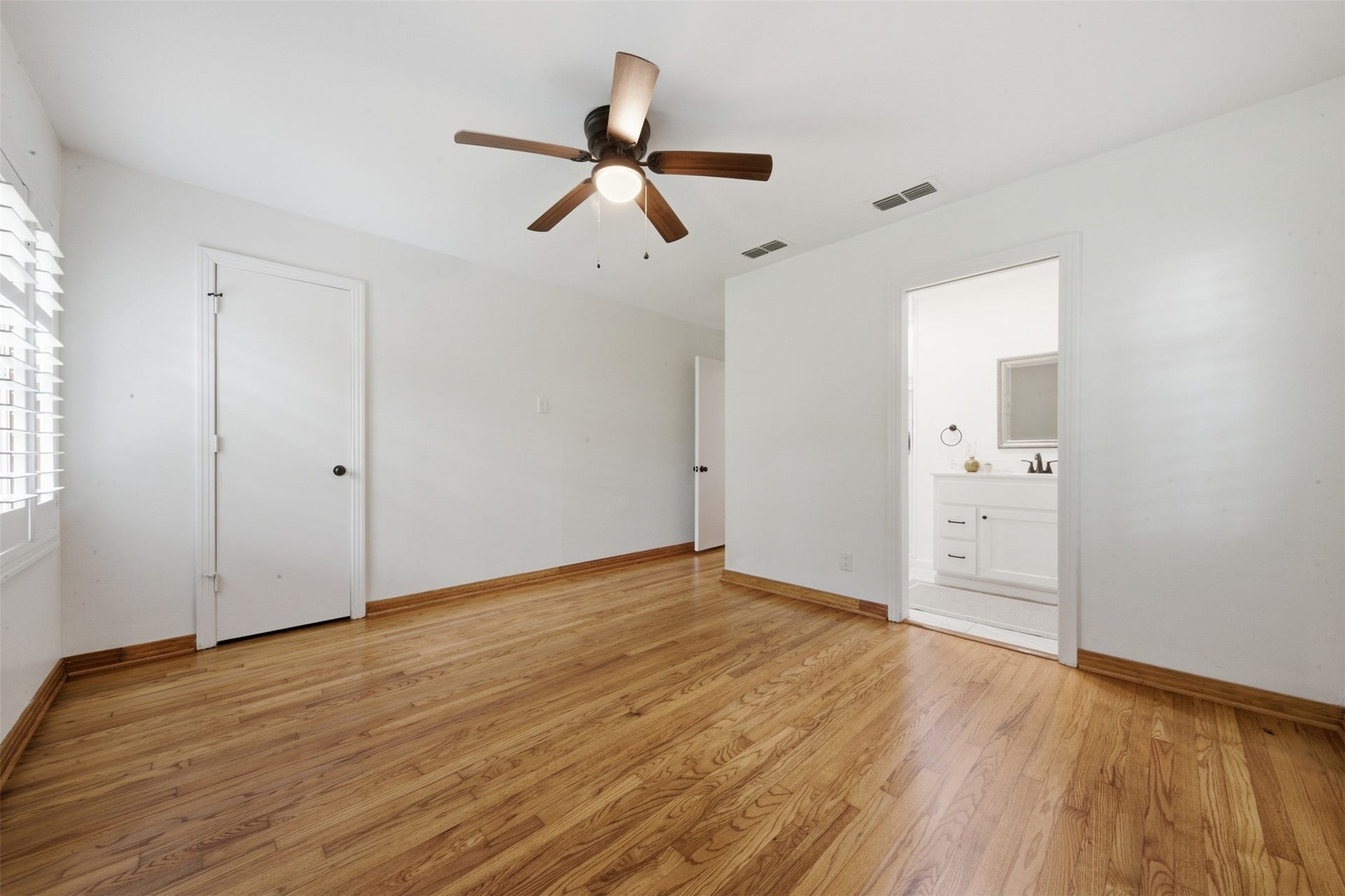 410 Kyle Street, Sugar Land, TX 77478 A thoughtful redesign transformed the primary suite, improving the flow while creating a more spacious and functional en-suite bath.