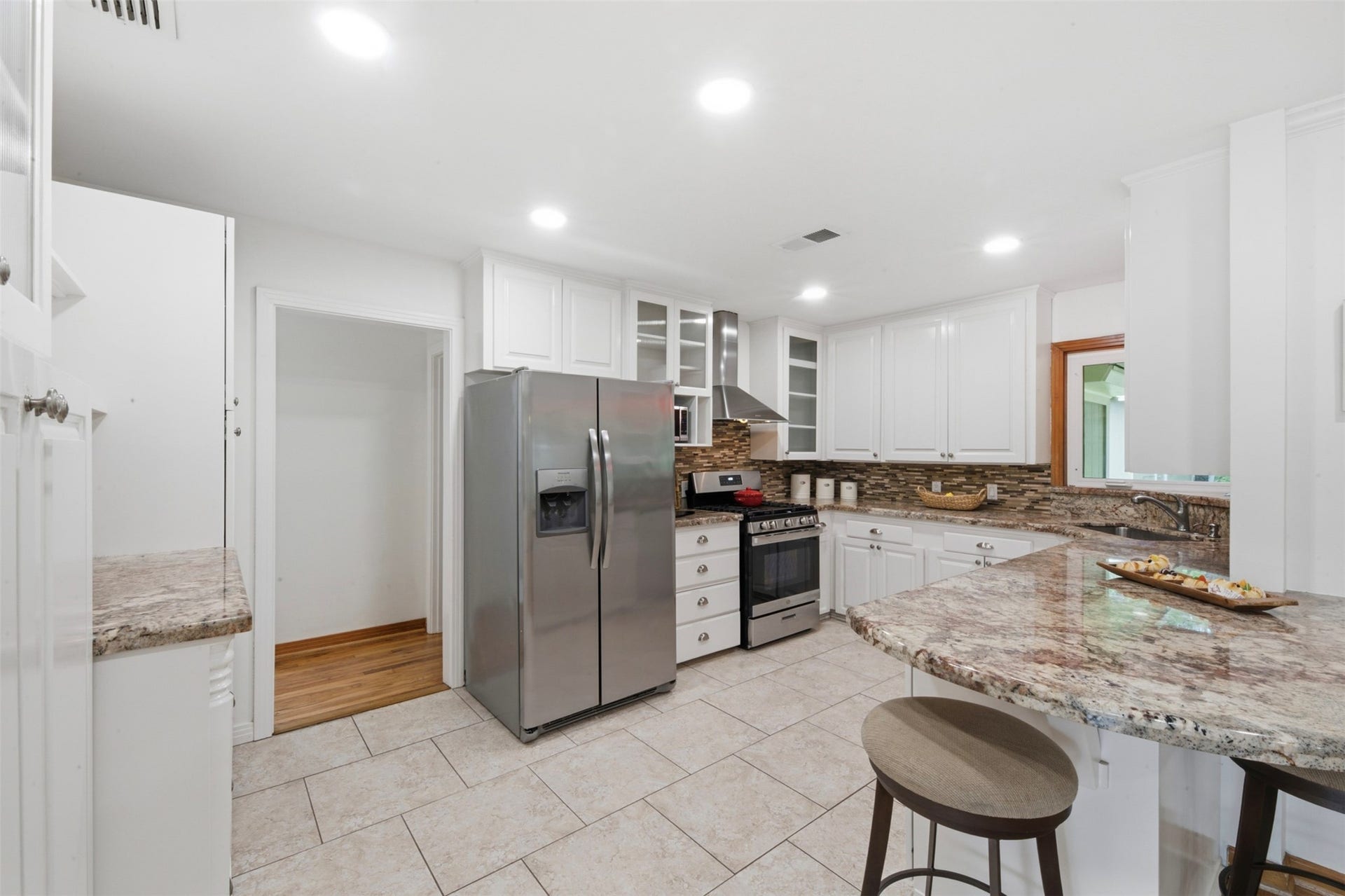 410 Kyle Street, Sugar Land, TX 77478 An added bonusthe Frigidaire kitchen refrigerator and Black+Decker microwave are included with the home.