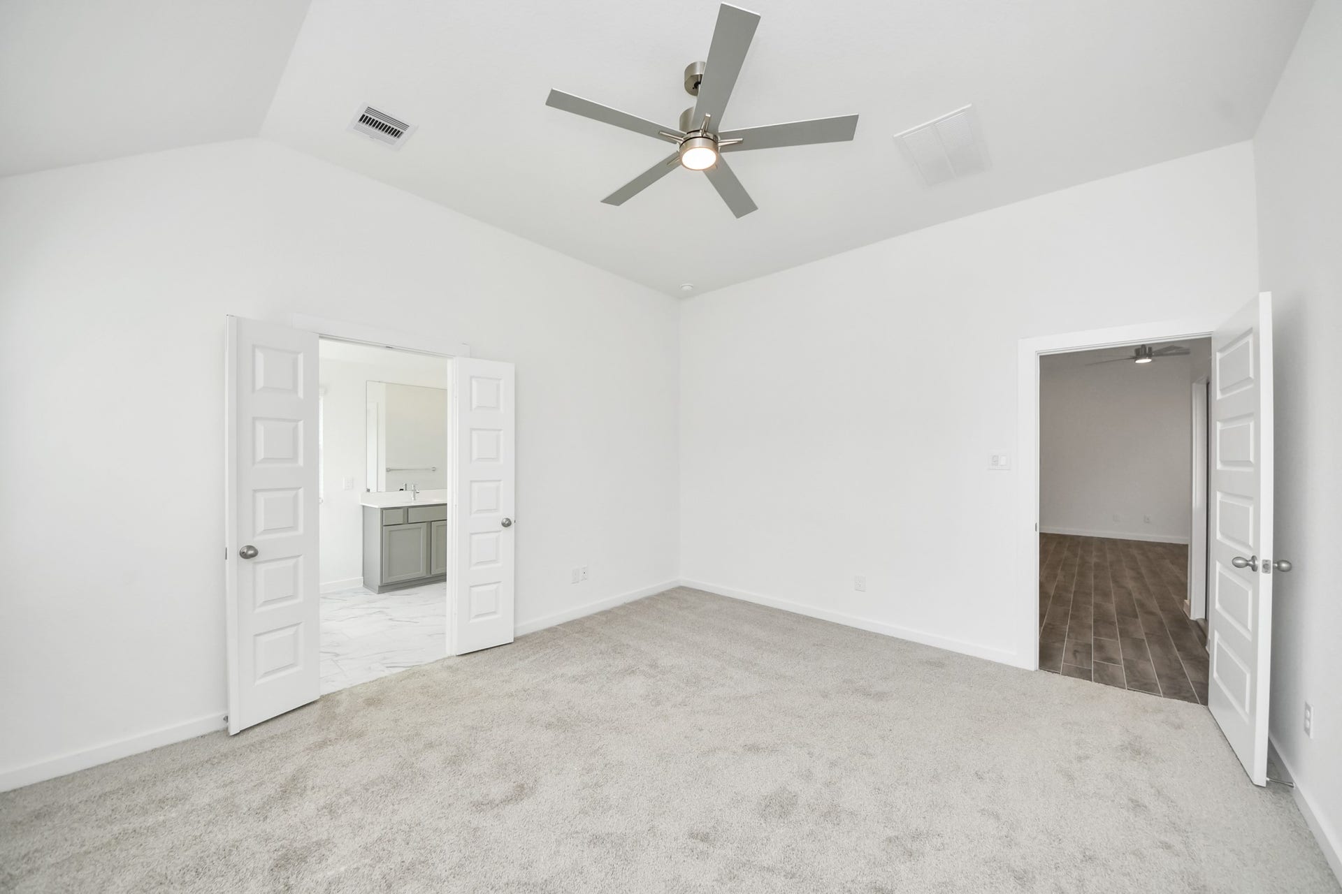 16003 Sycamore Maple Lane, Cypress, TX 77429 Escape and relax in the exquisite primary suite, a haven to unwind after a long day. The spacious room, located on first floor, boasts plush carpeting, soothing paint tones, high ceilings, and expansive windows adorned with privacy blinds.