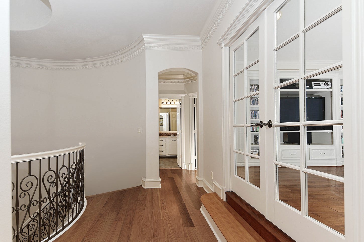 10 Snow Pond Place, The Woodlands, TX 77382 Upstairs landing has double privacy doors to game room and arched opening leads to bedrooms.