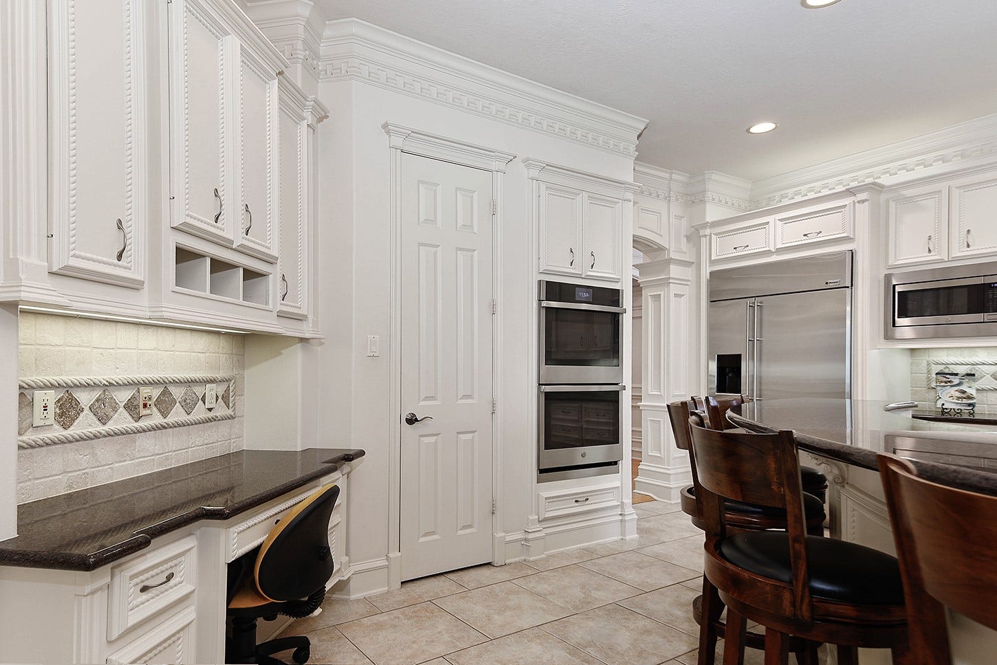 10 Snow Pond Place, The Woodlands, TX 77382 The chef's desk serves as an exceptional workspace, offering generous storage for cookbooks and culinary resources, alongside ample room for managing household affairs. Furthermore, the walk-in pantry is equipped with extensive shelving, providing significant additional storage capacity.