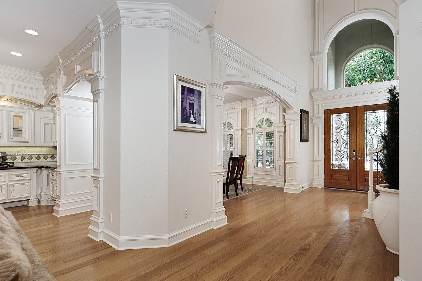 10 Snow Pond Place, The Woodlands, TX 77382 The brilliant architectural design distinguishes the formal dining room from the kitchen and family areas while maintaining an open-concept feel. Featuring exquisite custom wood flooring and designer white walls, the home offers a sophisticated and inviting atmosphere.