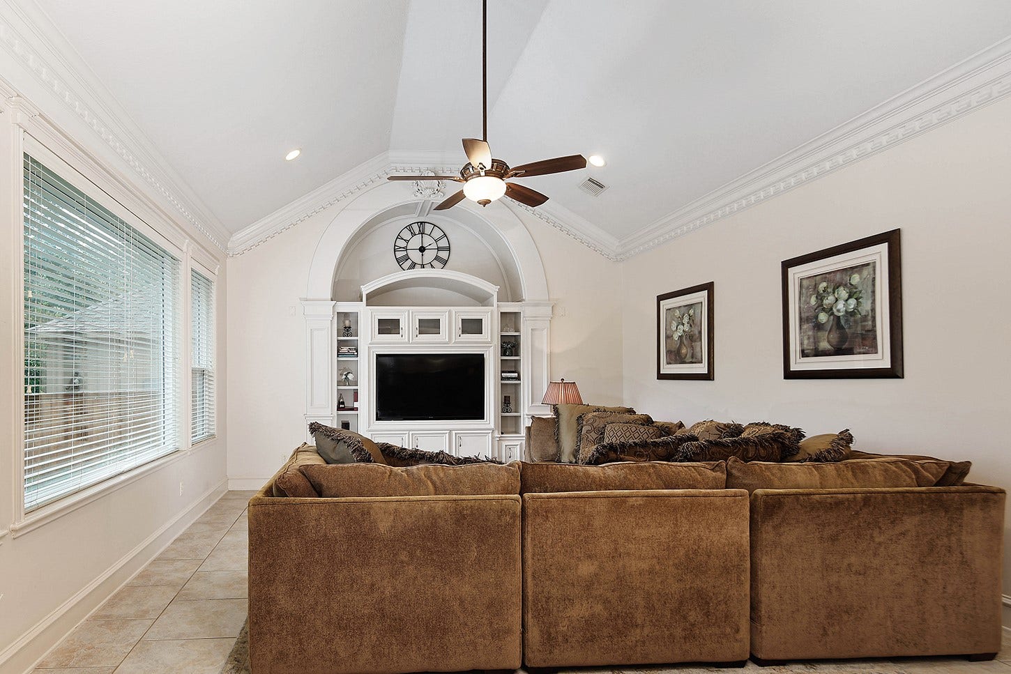 10 Snow Pond Place, The Woodlands, TX 77382 The family room features soaring vaulted ceilings with intricate crown molding and convenient recessed built-in media cabinetry.