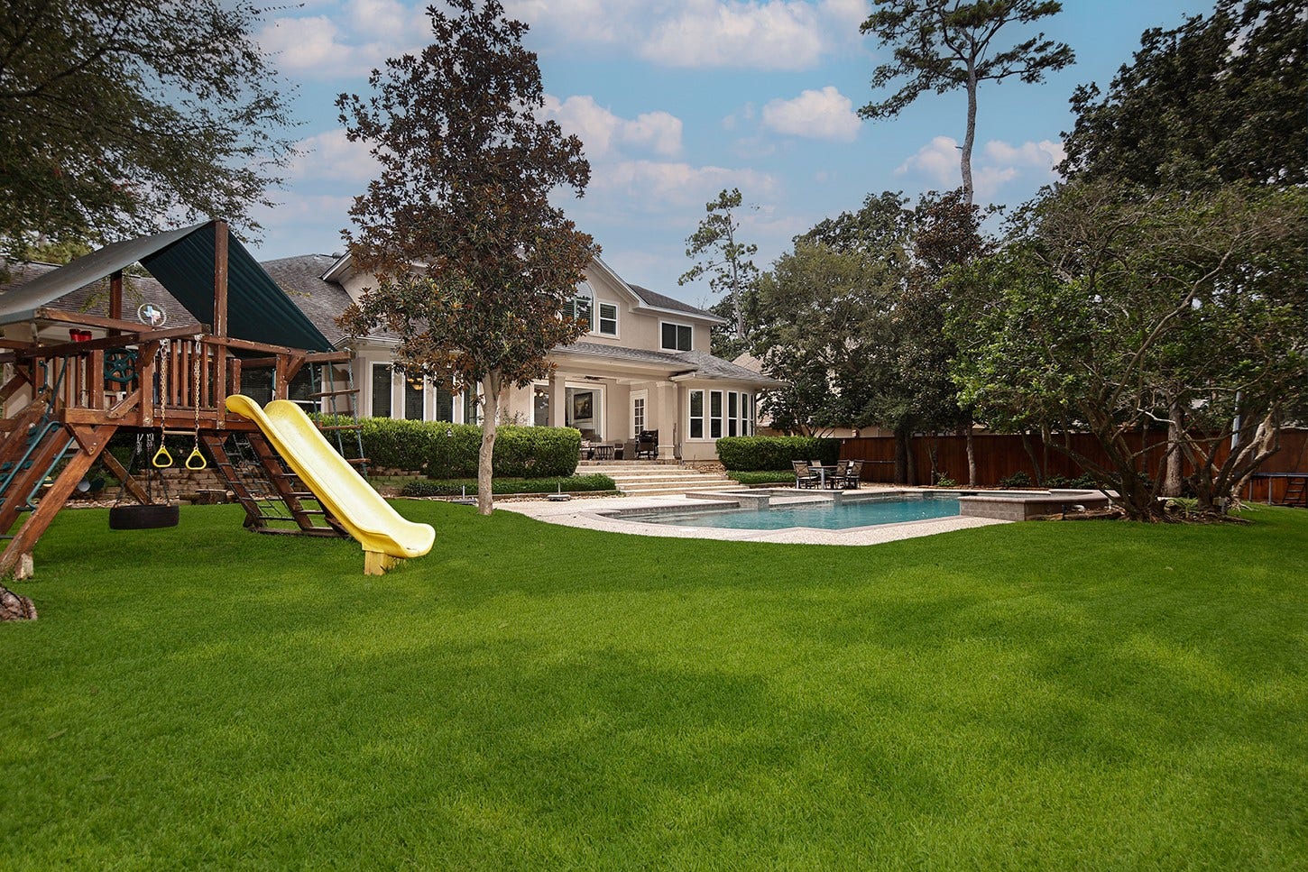 10 Snow Pond Place, The Woodlands, TX 77382 This beautifully landscaped backyard offers ample room for a garden or outdoor games.
