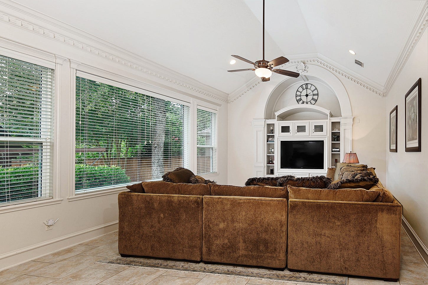 10 Snow Pond Place, The Woodlands, TX 77382 The family room offers a spacious area ideal for entertainment and recreation. A wall of windows provides picturesque views overlooking the backyard and swimming pool.