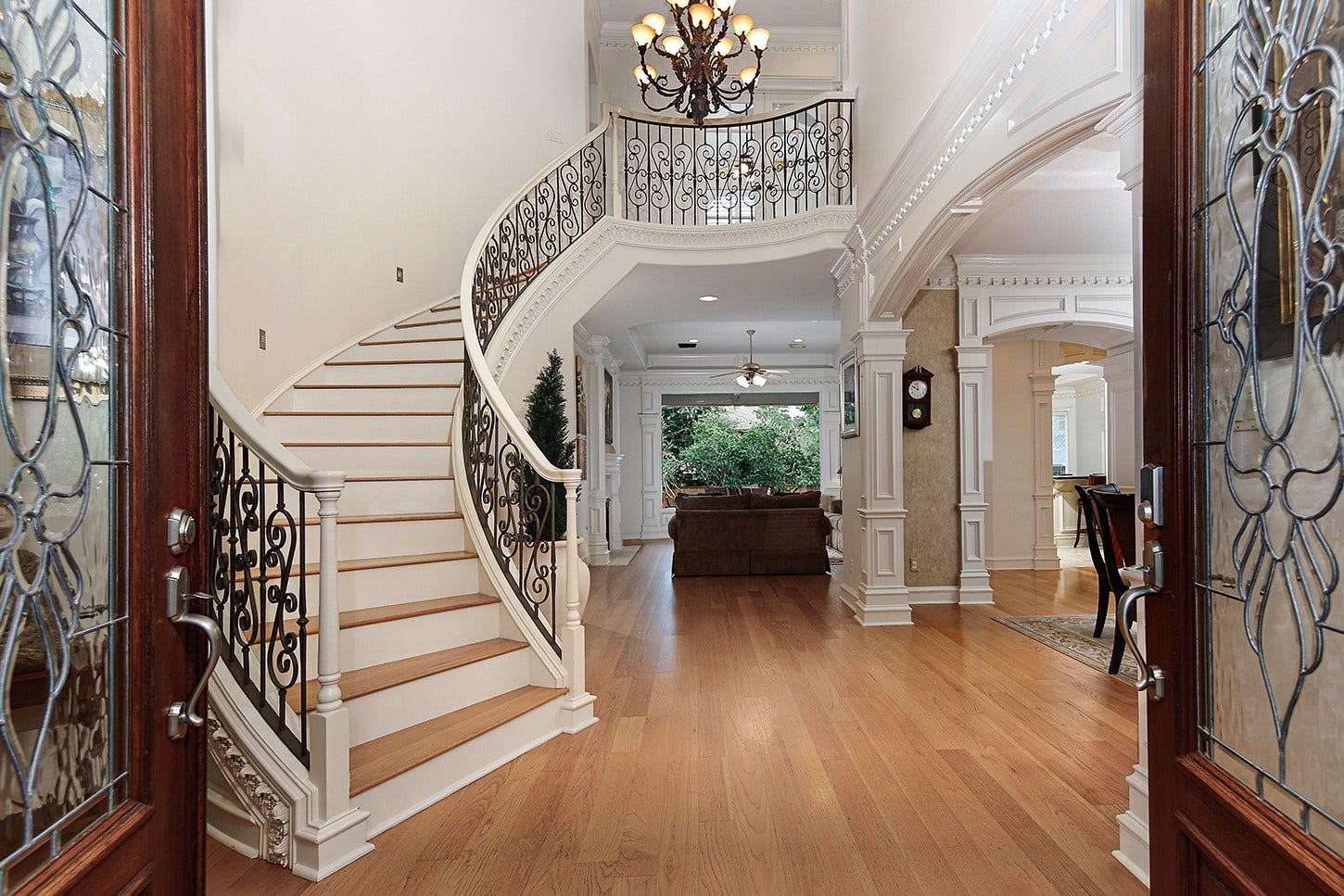 10 Snow Pond Place, The Woodlands, TX 77382 The awe-inspiring front entry has a fabulous sight line to the grand open staircase with a dramatic sweeping curve, and the unobstructed view to back of home makes this home intriguing and inviting due to the open design concept.