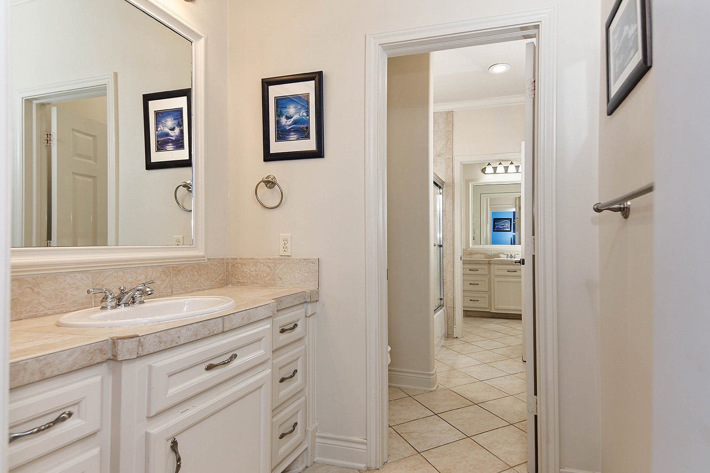 10 Snow Pond Place, The Woodlands, TX 77382 Bathroom 3 is a Jack-and-Jill design features separate vanity areas with a shared tub, shower, and water closet, offering an ideal layout for secondary bedrooms.
