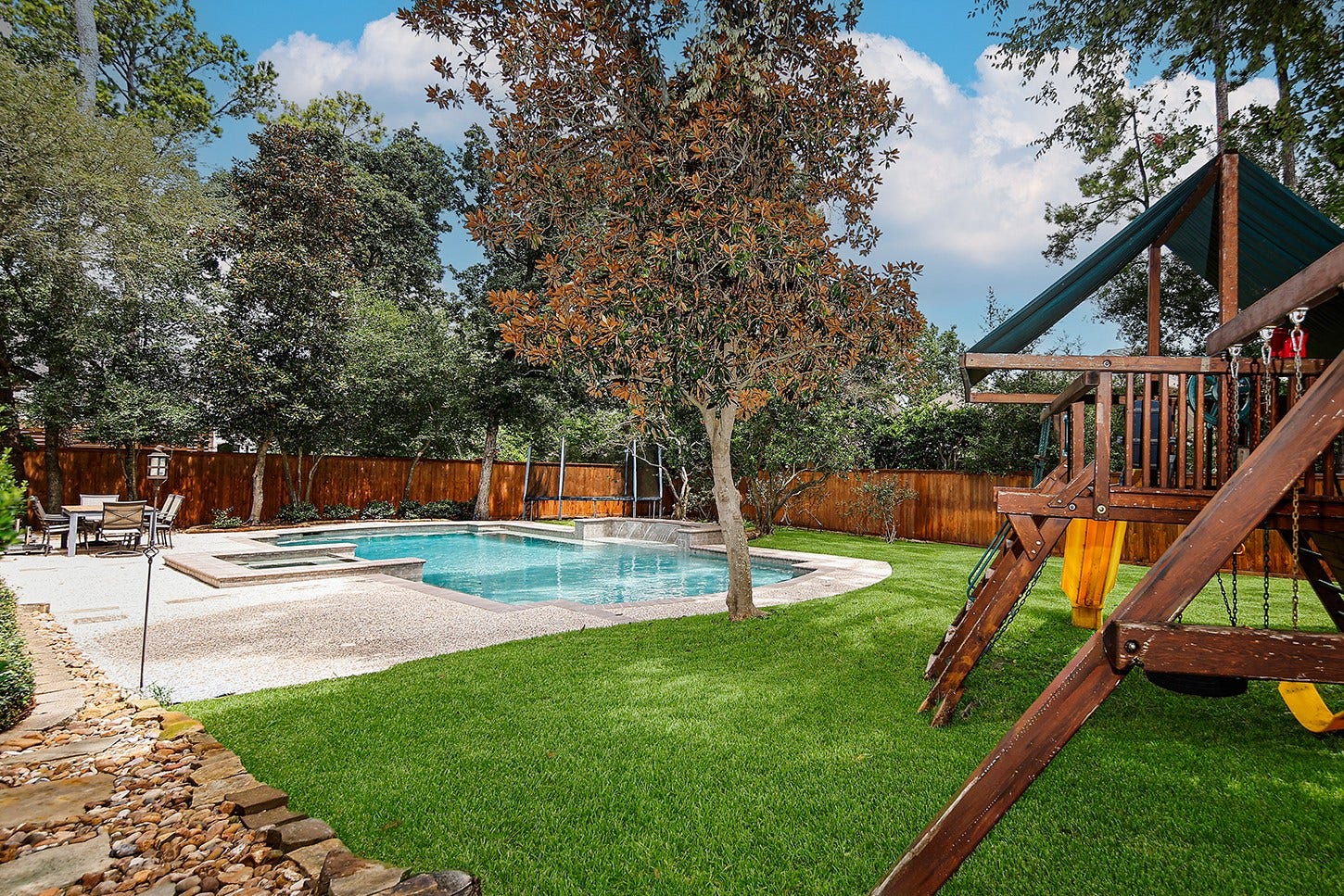 10 Snow Pond Place, The Woodlands, TX 77382 This lush lawn offers an ideal play area for children.