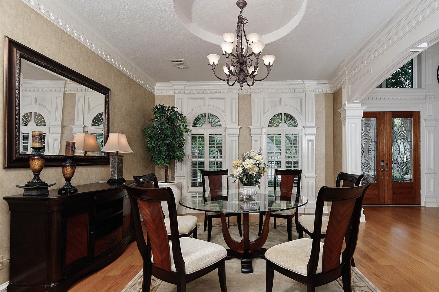 10 Snow Pond Place, The Woodlands, TX 77382 This dining room offers an upscale atmosphere, distinguished by unique architectural elements that serve to introduce the home's sophisticated design.