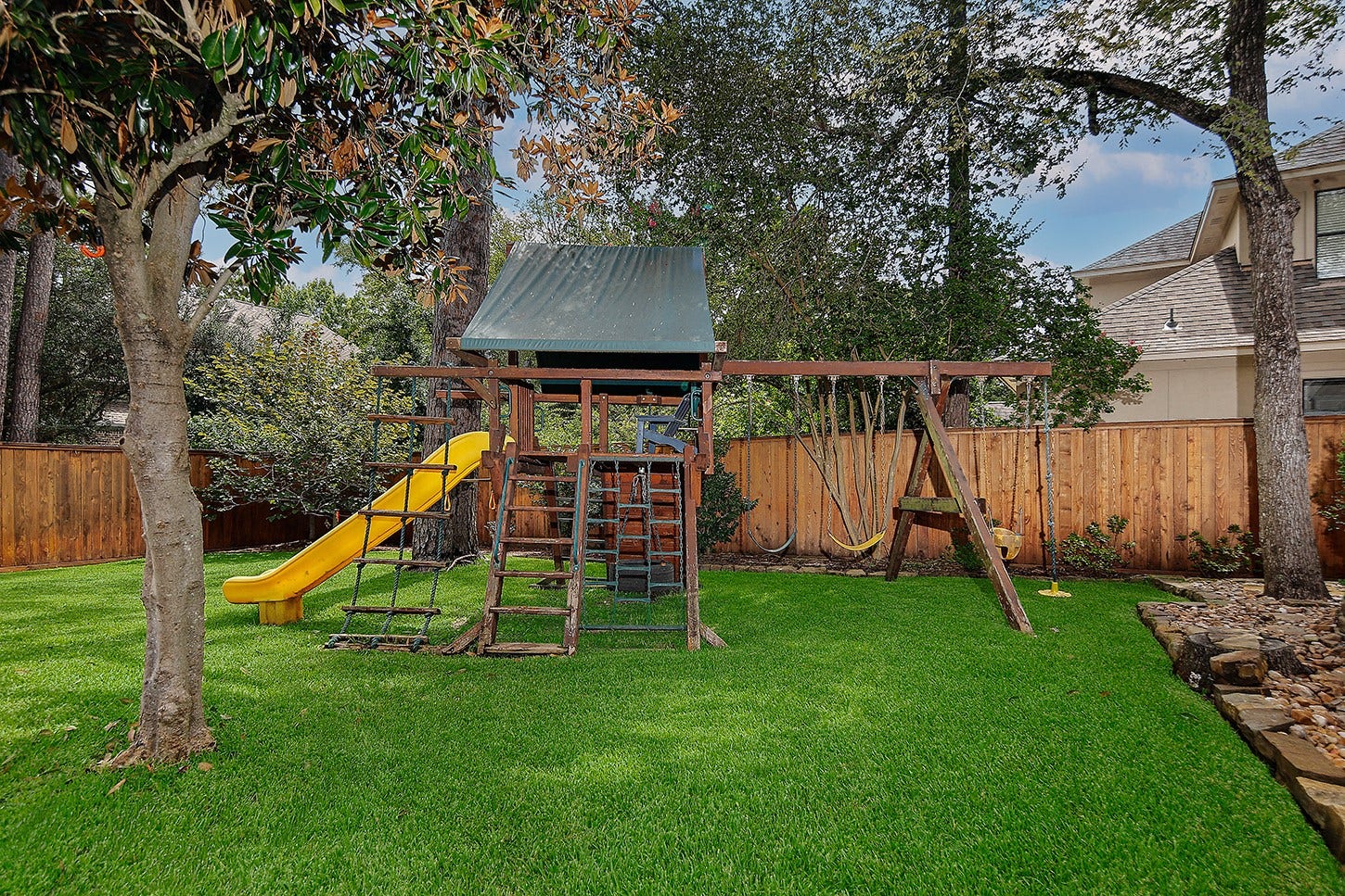 10 Snow Pond Place, The Woodlands, TX 77382 This fabulous backyard offers everything a family could desire, providing ample room for recreation and entertainment.