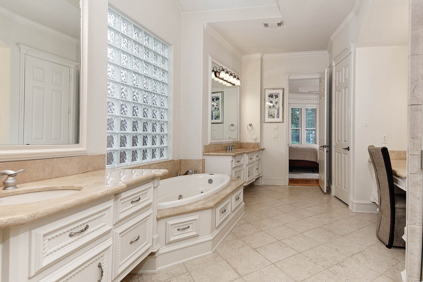 10 Snow Pond Place, The Woodlands, TX 77382 The primary bathroom features a thoughtfully designed, recessed vanity area, complemented by a convenient walk-in shower and a private water closet.