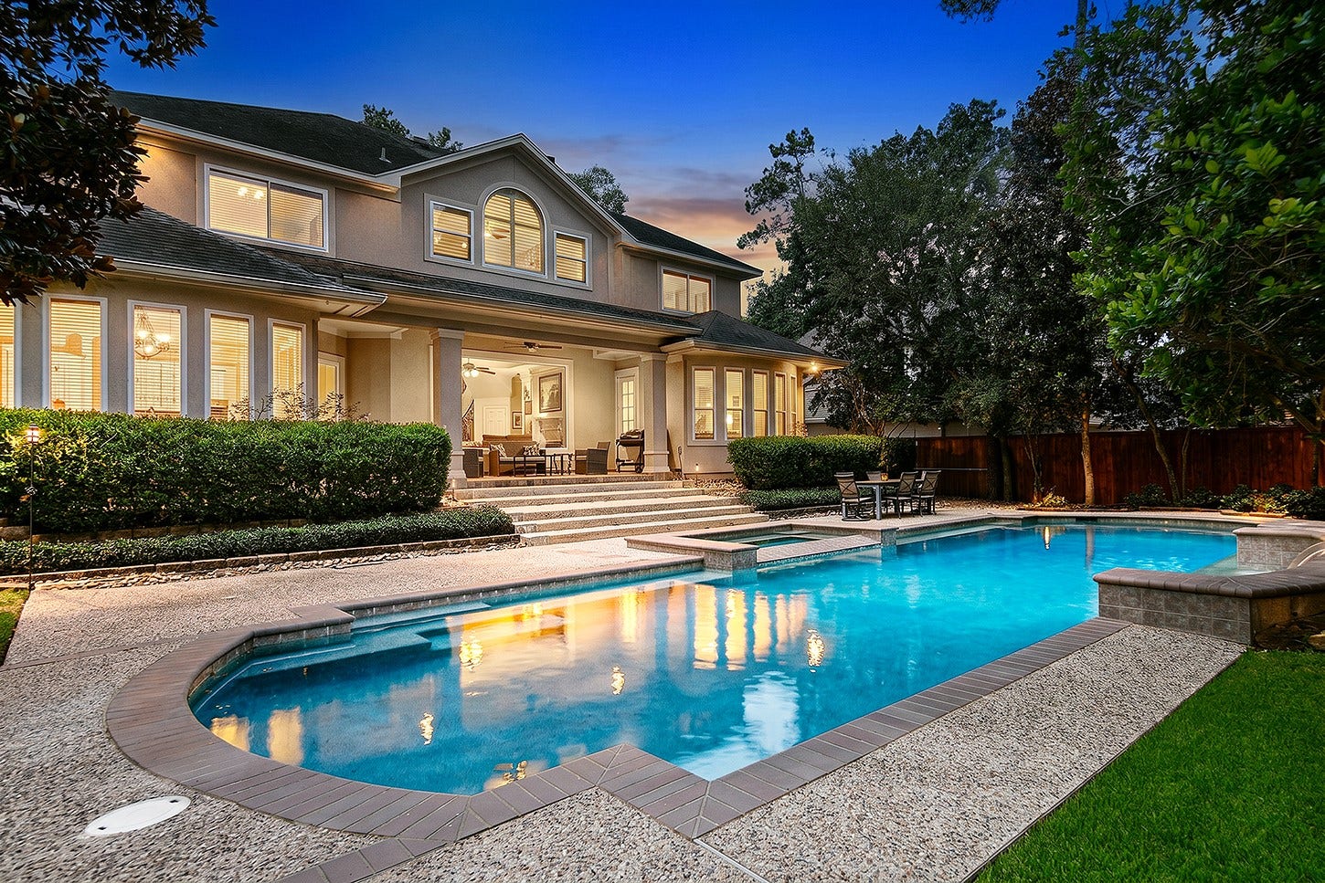 10 Snow Pond Place, The Woodlands, TX 77382 The resort-style pool and spa offer an inviting and private sanctuary, complemented by a covered lanai perfect for seamless outdoor living.