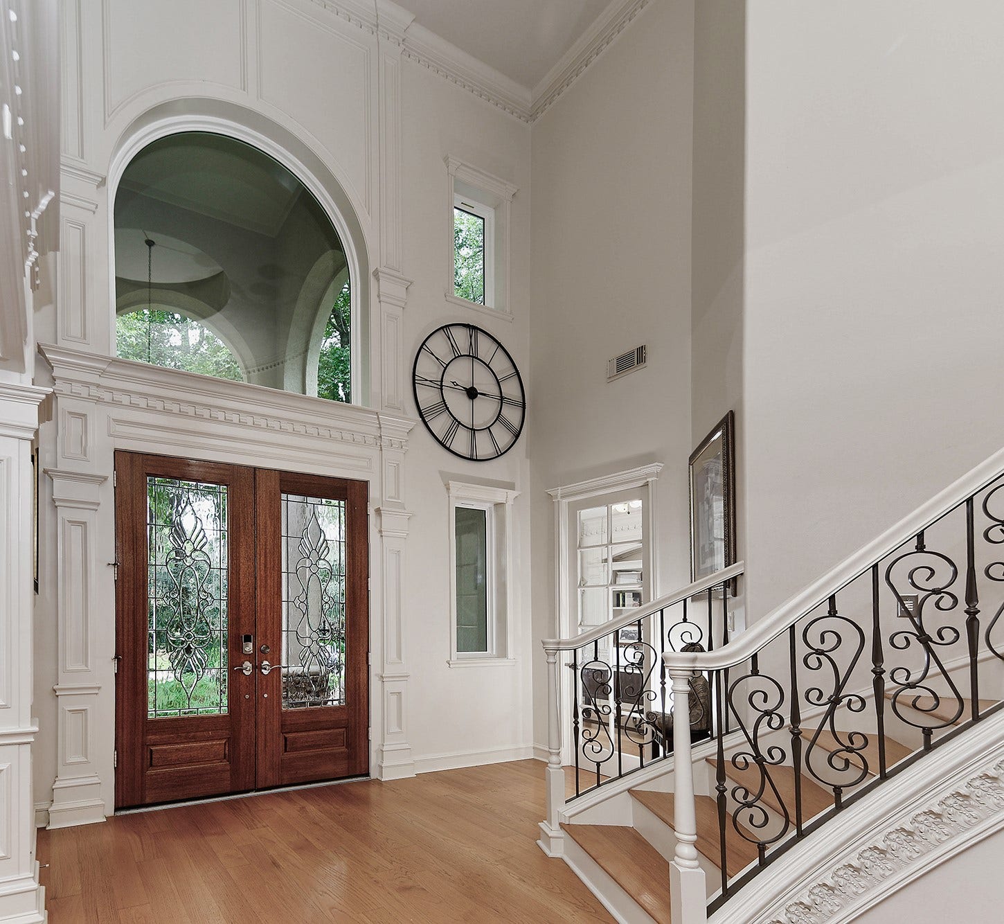 10 Snow Pond Place, The Woodlands, TX 77382 Front entry has soaring 20 ft ceilings and expansive windows that bathe the interior in abundant natural light. Sophisticated custom molding and elegant iron accents establish a refined aesthetic that is echoed throughout the residence.