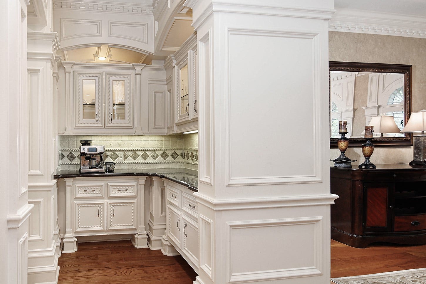 10 Snow Pond Place, The Woodlands, TX 77382 The formal butler's pantry is an exceptional amenity, providing an ideal space for buffet service and additional storage. Featuring glass-fronted upper cabinetry, it offers an elegant display for stemware and specialty china. This space is strategically positioned to provide easy access from kitchen and dining room for seamless entertaining.