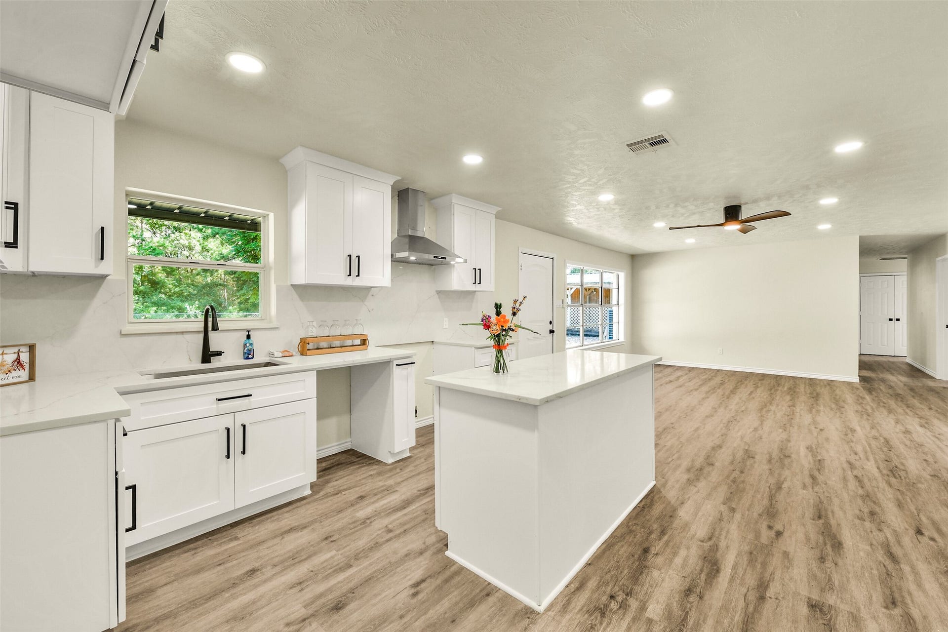 319 E South Street, Alvin, TX 77511 319 E South Street, Alvin, TX 77511