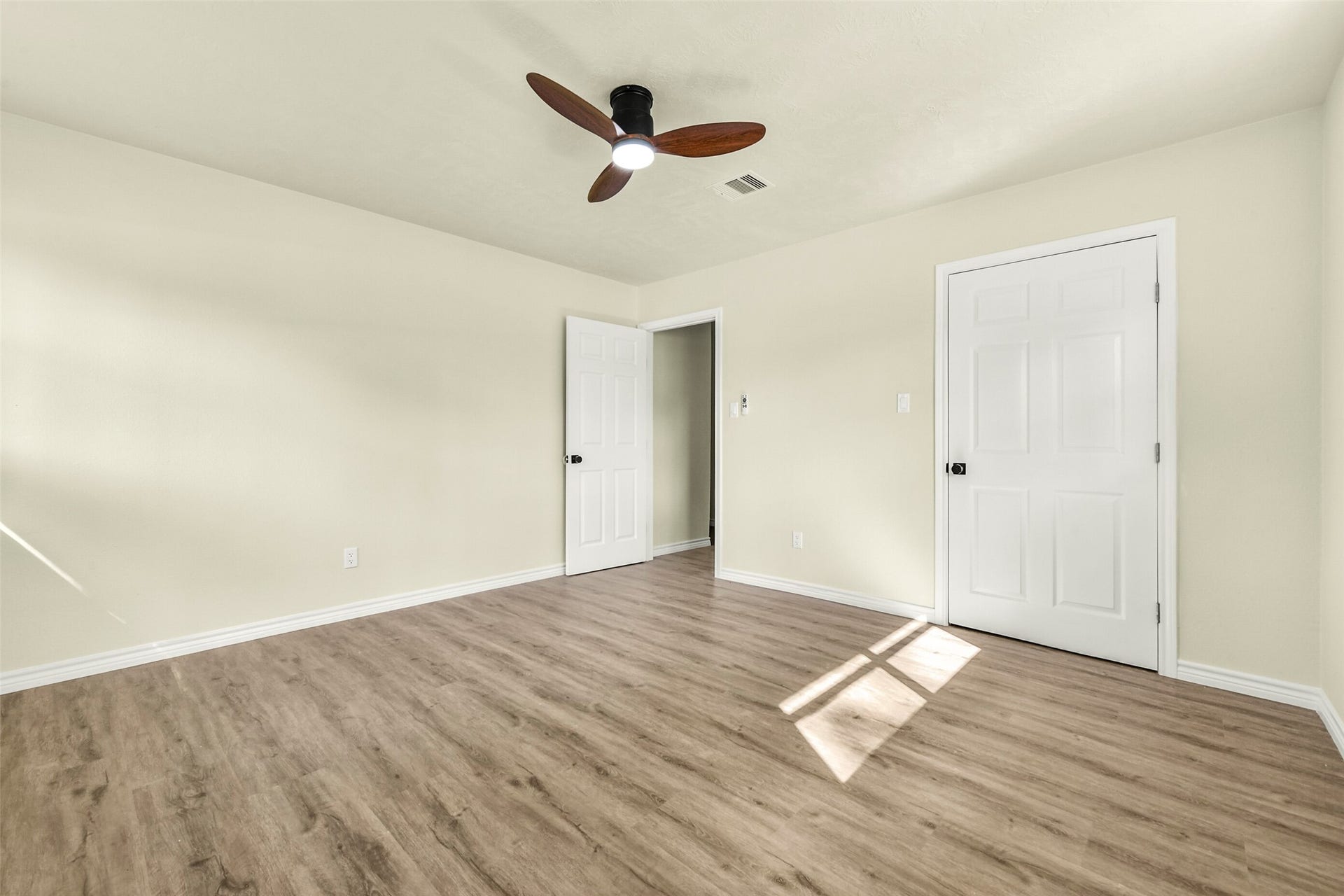 319 E South Street, Alvin, TX 77511 319 E South Street, Alvin, TX 77511