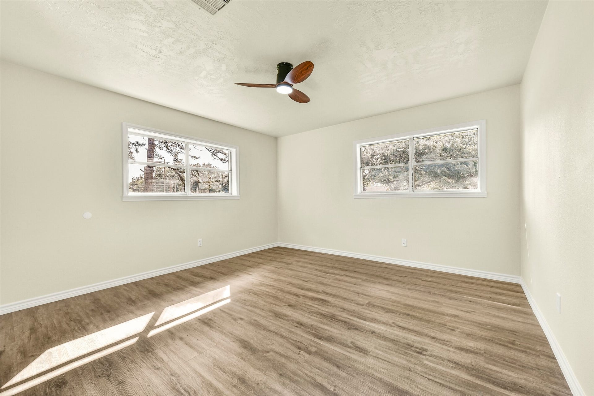 319 E South Street, Alvin, TX 77511 319 E South Street, Alvin, TX 77511