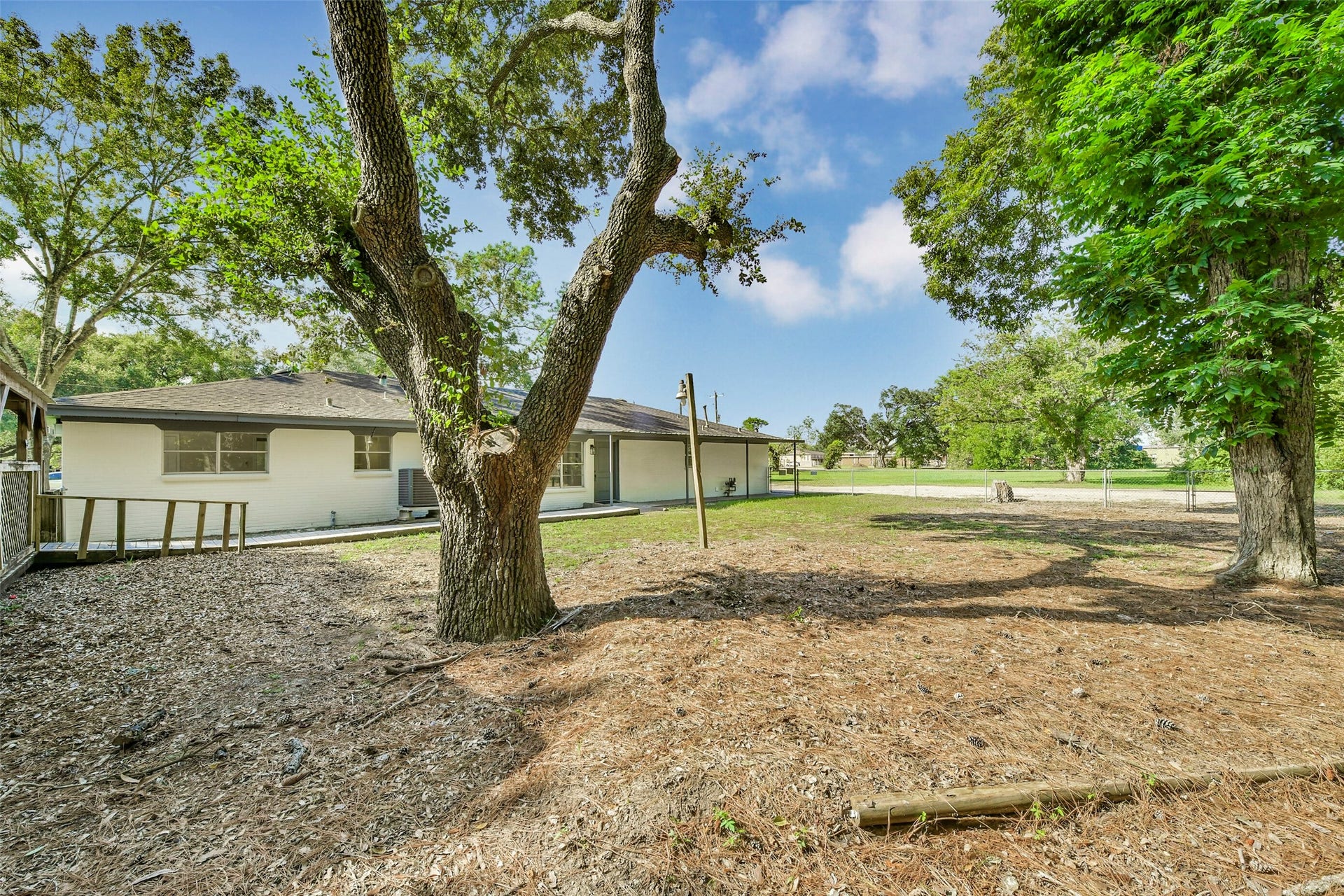 319 E South Street, Alvin, TX 77511 319 E South Street, Alvin, TX 77511