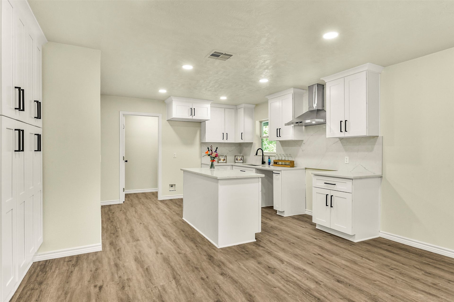 319 E South Street, Alvin, TX 77511 319 E South Street, Alvin, TX 77511