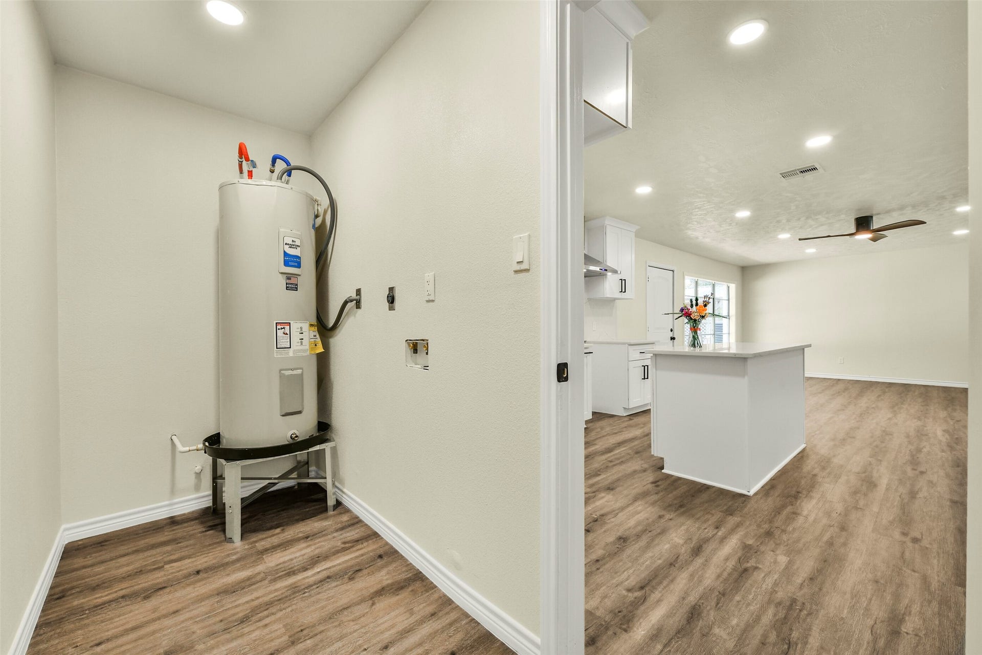 319 E South Street, Alvin, TX 77511 319 E South Street, Alvin, TX 77511