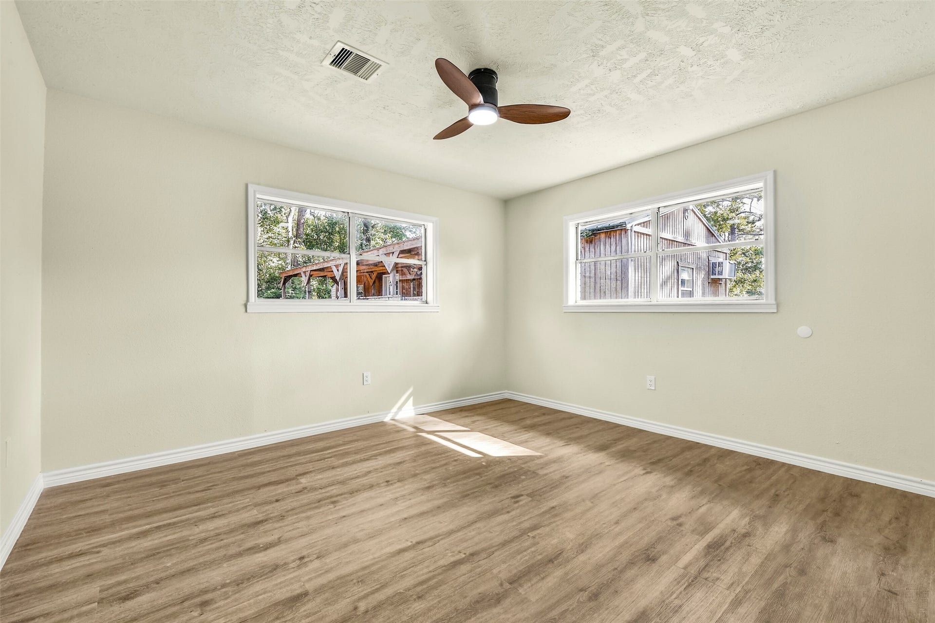 319 E South Street, Alvin, TX 77511 319 E South Street, Alvin, TX 77511