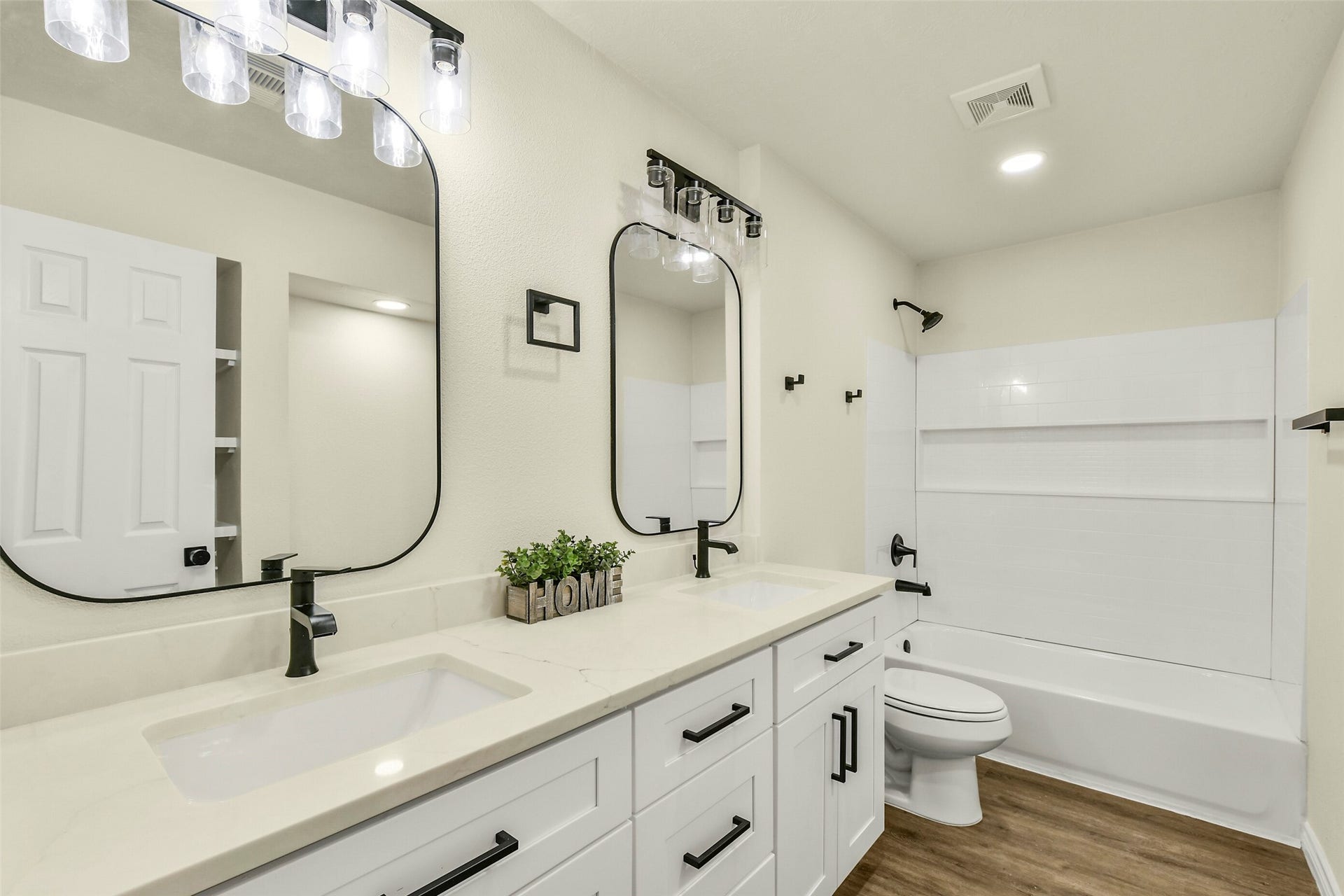 319 E South Street, Alvin, TX 77511 319 E South Street, Alvin, TX 77511